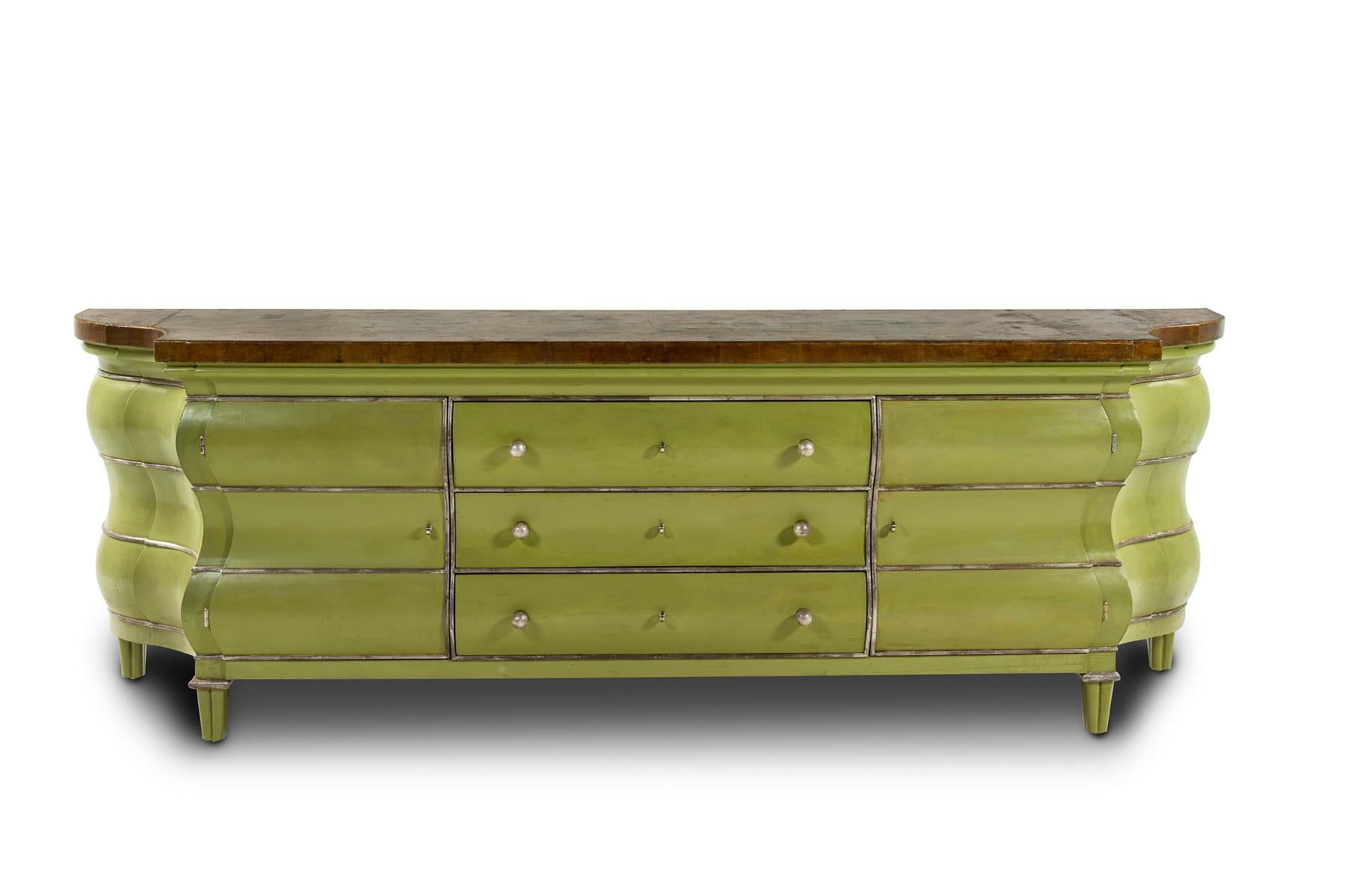 Bruno Paul 1874-1968
Germany

Neo-Baroque dresser, 1914.
Dresser with two doors and three drawers.
Solid wood carved and lacquered jade green, with silver moldings.
Golden tray with the leaf.
Variant exhibited at the Deutscher Werkbund in