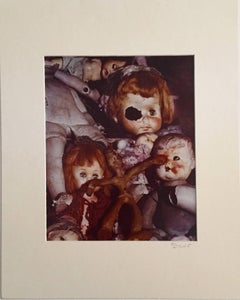 Surrealistische Komposition mit Puppen