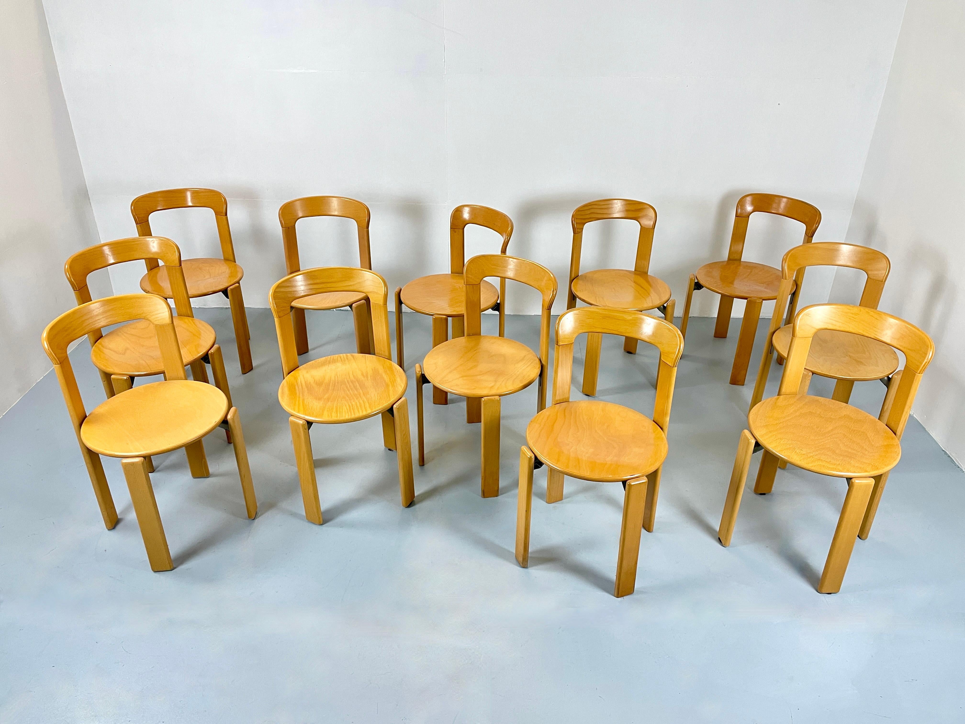 Schönes Set von 6 stapelbaren Bruno Rey für Dietiker Stühle in einem schönen Buchenholz. Wahrscheinlich aus den 1970er Jahren, hergestellt in der Schweiz.
Es ist die erste Version von Dietiker. 
Solide und sehr robuste Konstruktion mit der
