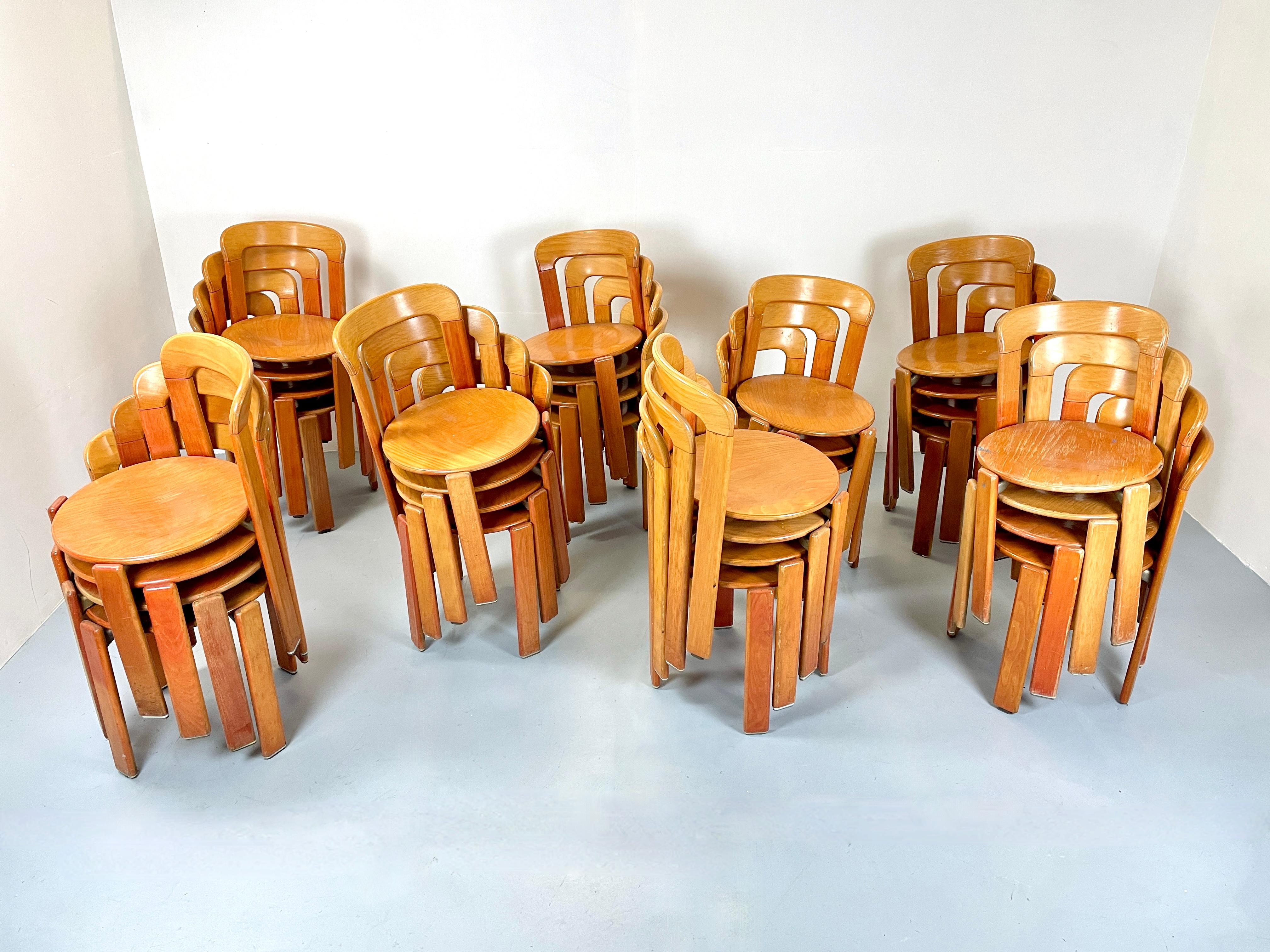 Schöne Vintage-Stapelstühle von Bruno Rey für Dietiker. Die Stühle sind aus einem schönen und warmen Buchenholz. Wahrscheinlich aus den 1980er Jahren, hergestellt in der Schweiz.

Solide und sehr robuste Konstruktion mit der einzigartigen