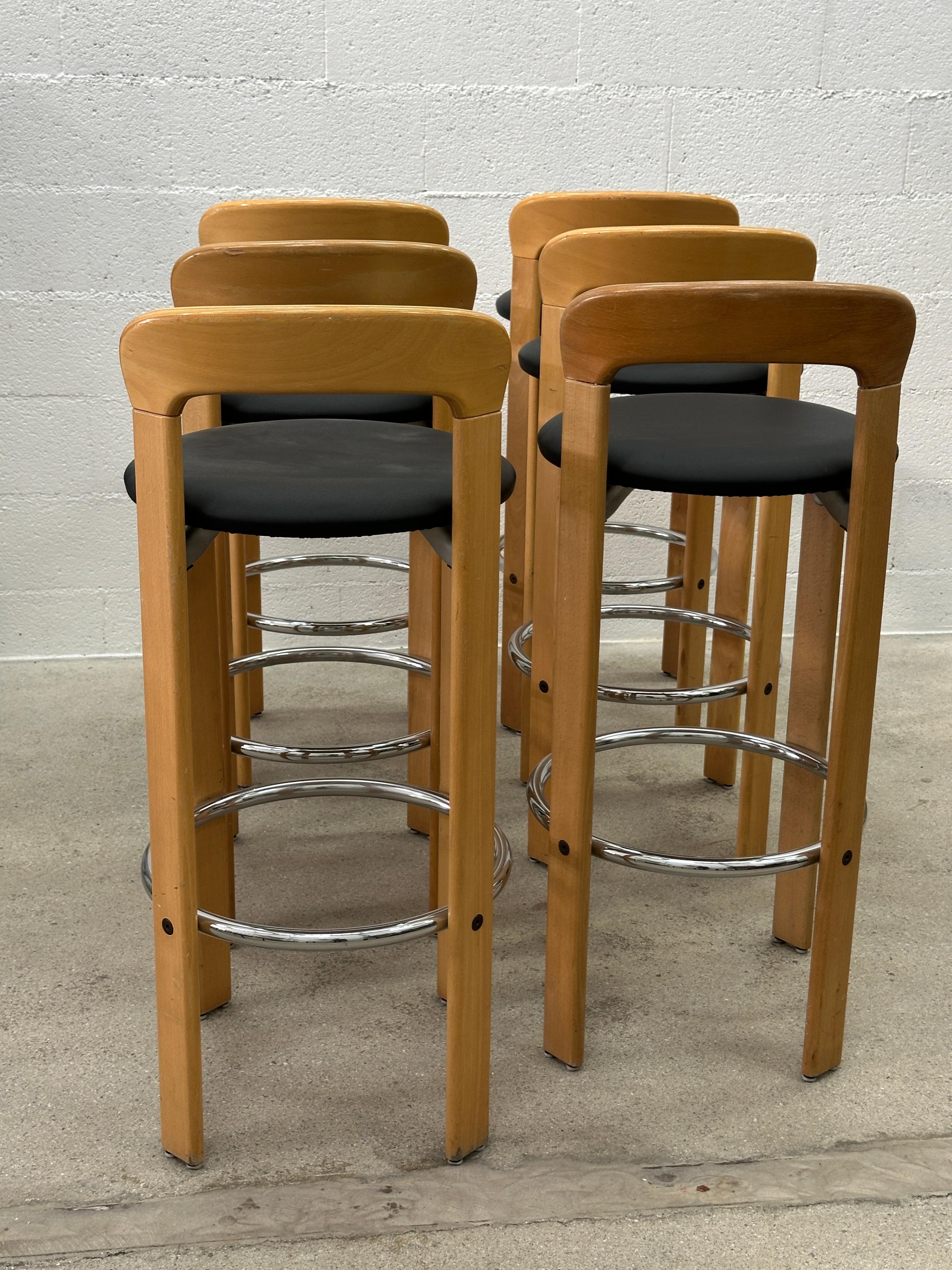 Taburetes de bar Bruno Rey para Dietiker, de abedul claro, con reposapiés cromados y cojines de asiento negros. 

Un gran clásico de los 80. Es muy raro encontrar seis taburetes de bar. El juego está en muy buen estado. Súper cómodo. Un diseño
