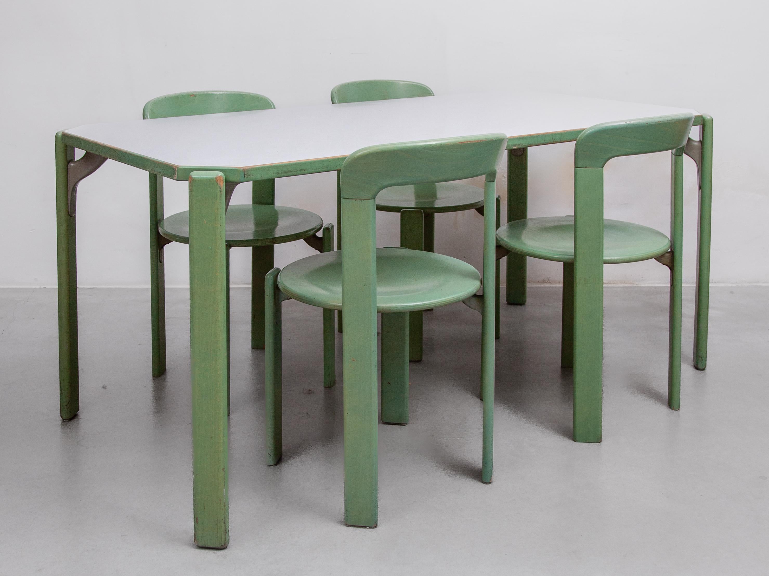 L'ensemble de quatre chaises de salle à manger de la série 3300 peintes en vert avec la table de salle à manger a été conçu par Bruno Rey pour Kusch+Co, dans les années 1970. Les chaises et la table de la salle à manger ont été fabriquées en hêtre
