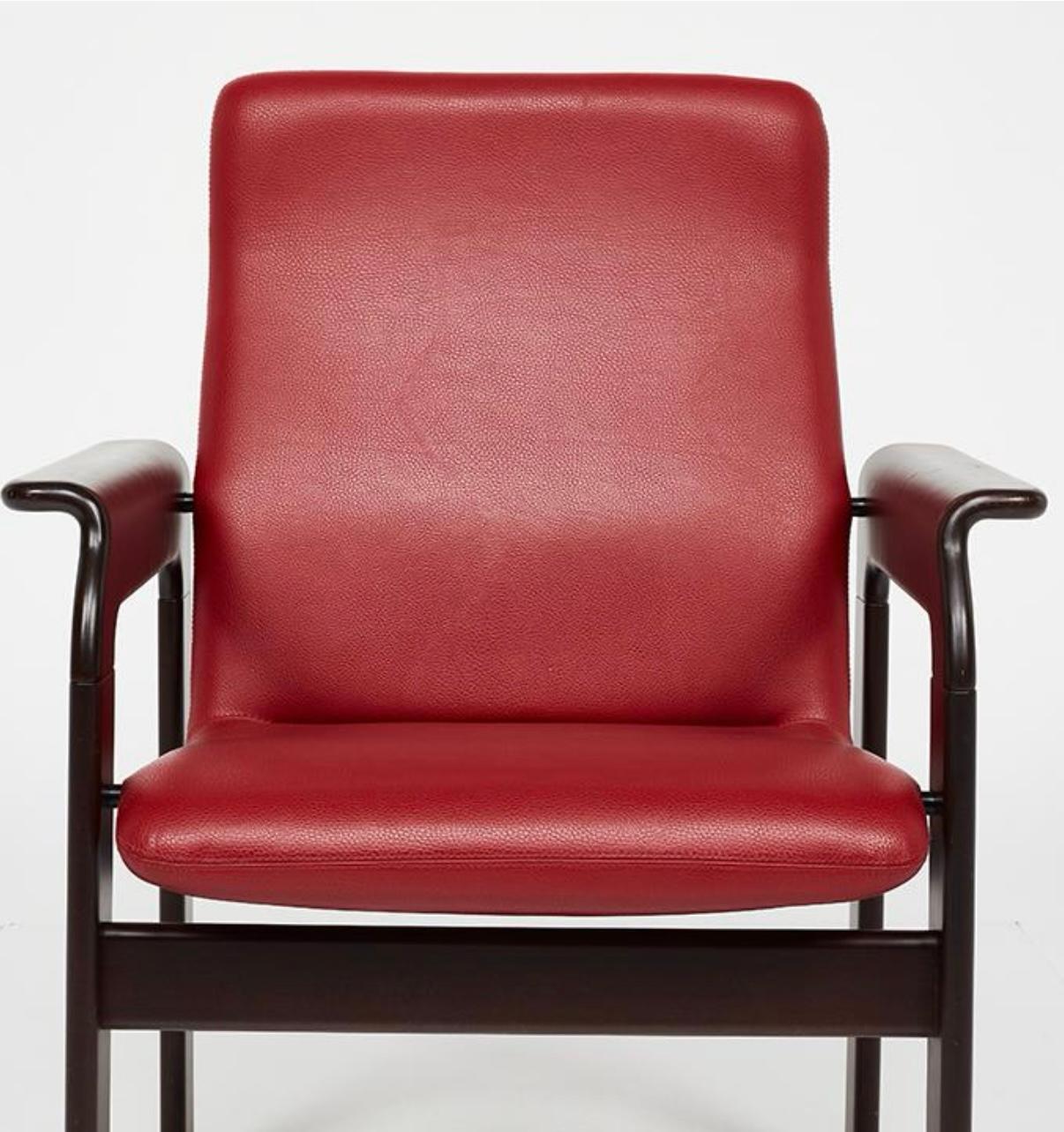 Paire de fauteuils de Bruno Rey. Fabriqué par Dietiker. Suisse, 1971. Les sièges en cuir souple de couleur bordeaux flottent dans des cadres en hêtre teinté foncé plié à la vapeur. Des chaises élégantes, modernes et propres. Très confortable