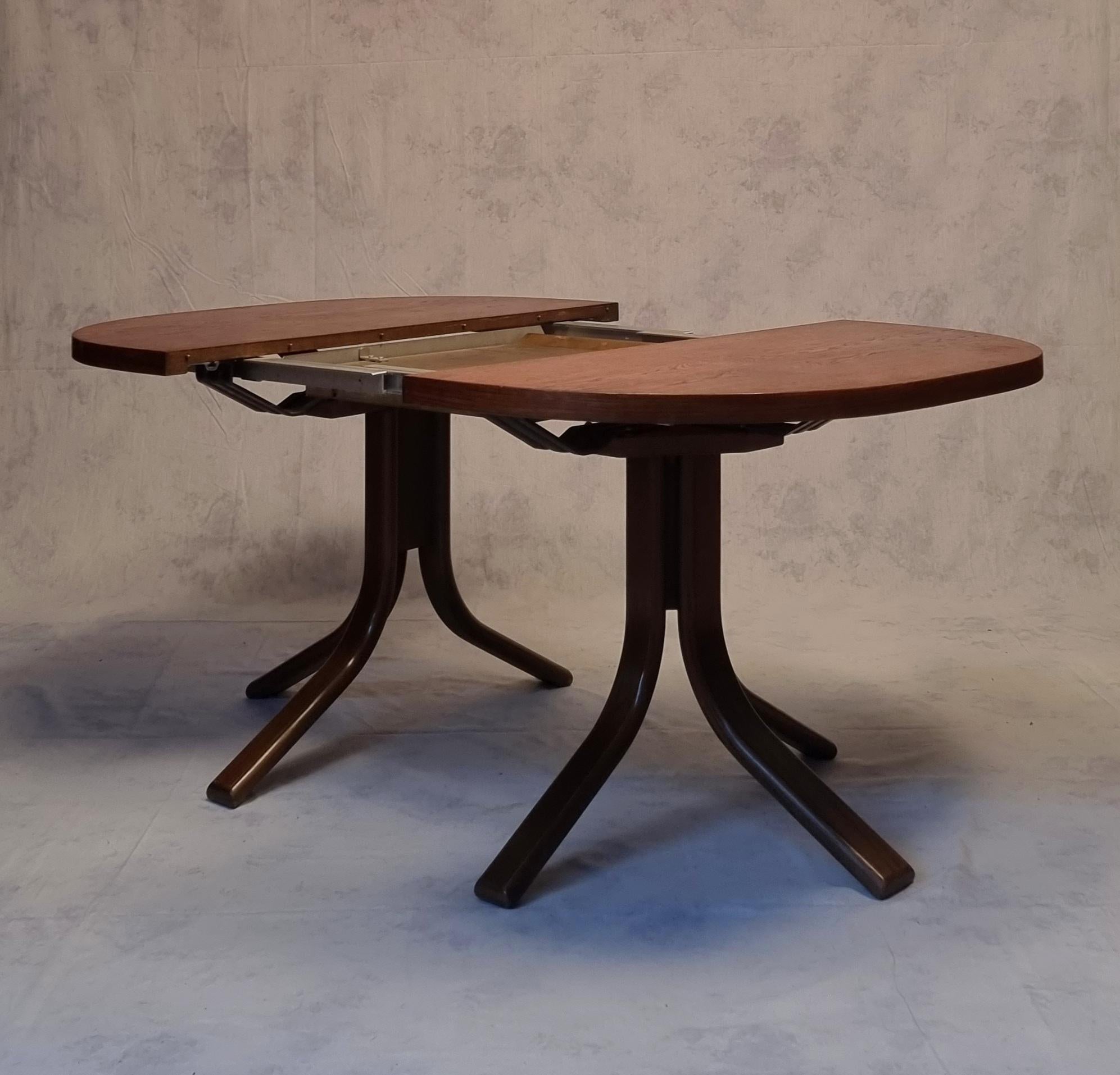 Superb and rare dining room table by the well-known Swiss designer Bruno Rey. This table is edited by its historical editor Dietiker and is manufactured by the Swiss workshop Stuhl aus Stein am Rhein. It is entirely in solid oak, base as tray. She