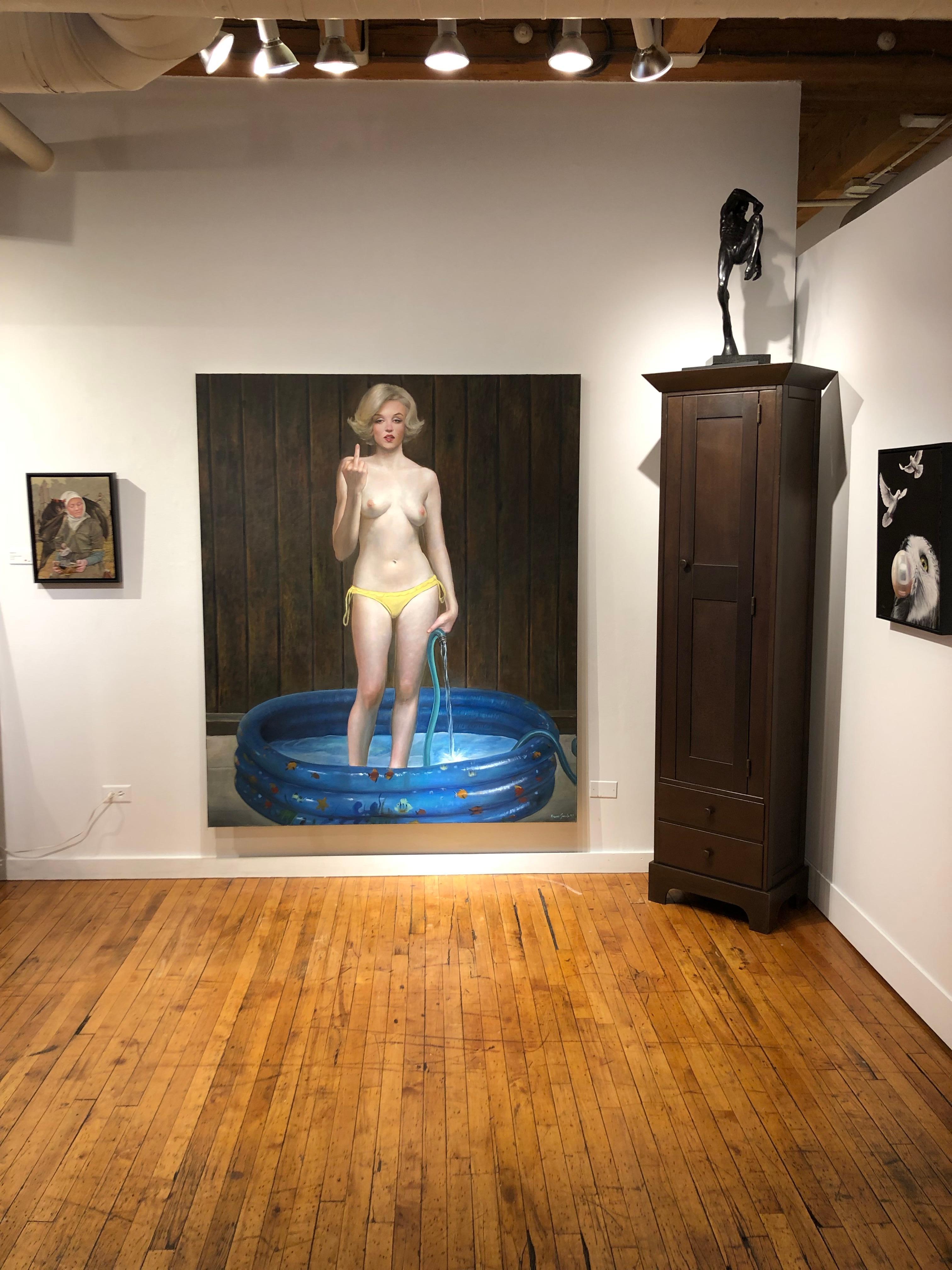 Get Out! - Großes Ölgemälde von Marilyn Monroe:: die in einem Kiddie-Pool steht – Painting von Bruno Surdo