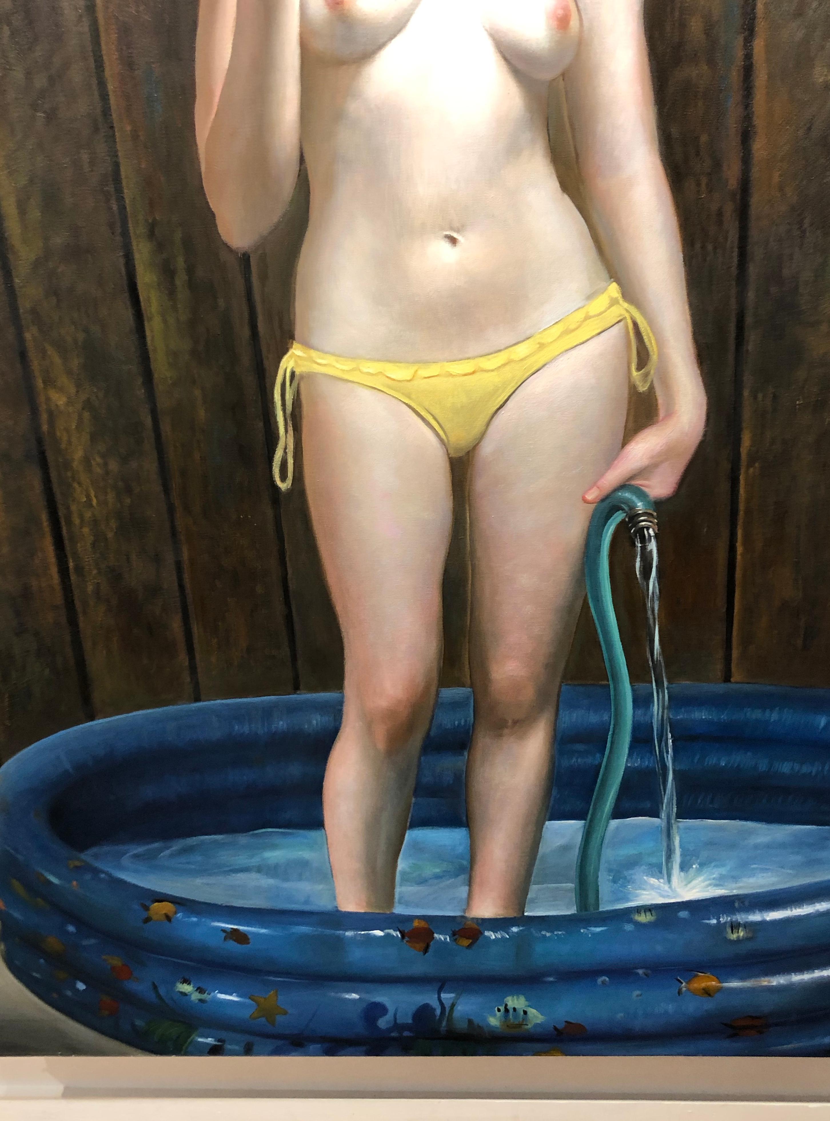 Get Out! - Großes Ölgemälde von Marilyn Monroe:: die in einem Kiddie-Pool steht (Schwarz), Nude Painting, von Bruno Surdo