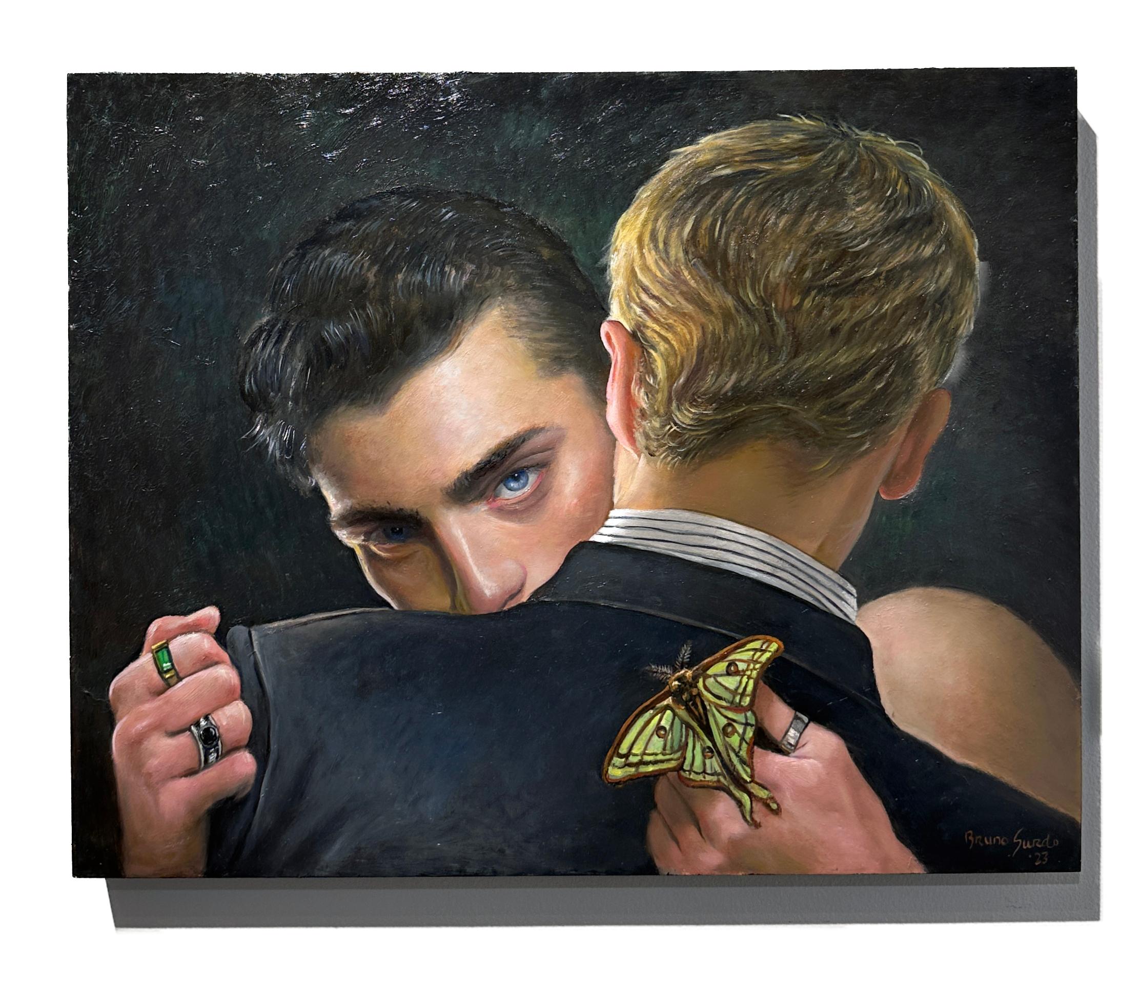 Moth Finder - Coppia di uomini che si abbracciano, occhi blu penetranti, pittura a olio originale - Painting Contemporaneo di Bruno Surdo