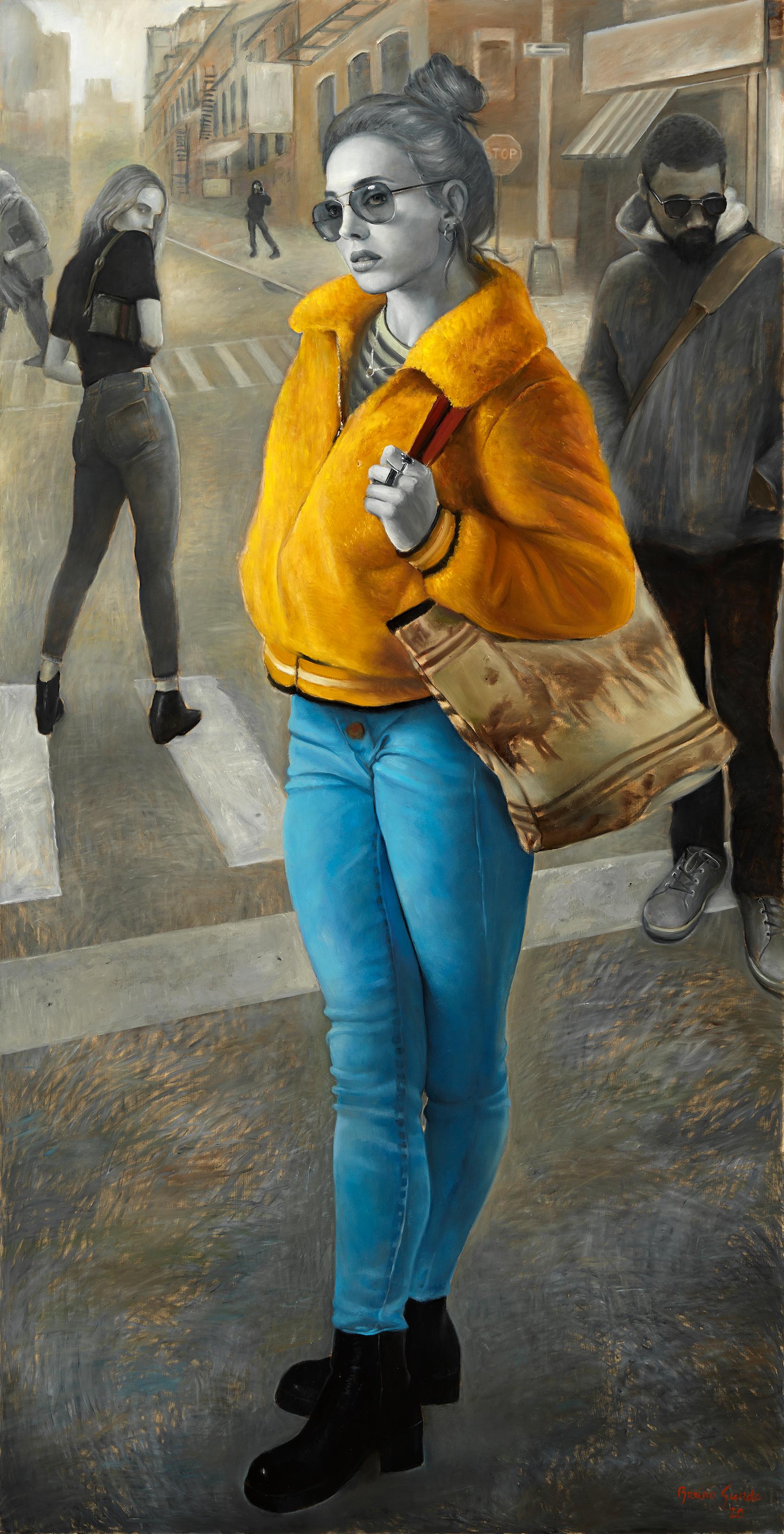 Figurative Painting Bruno Surdo - Worlds séparés de la réalité, Femme portant un manteau jaune vif, Ensemble urbain