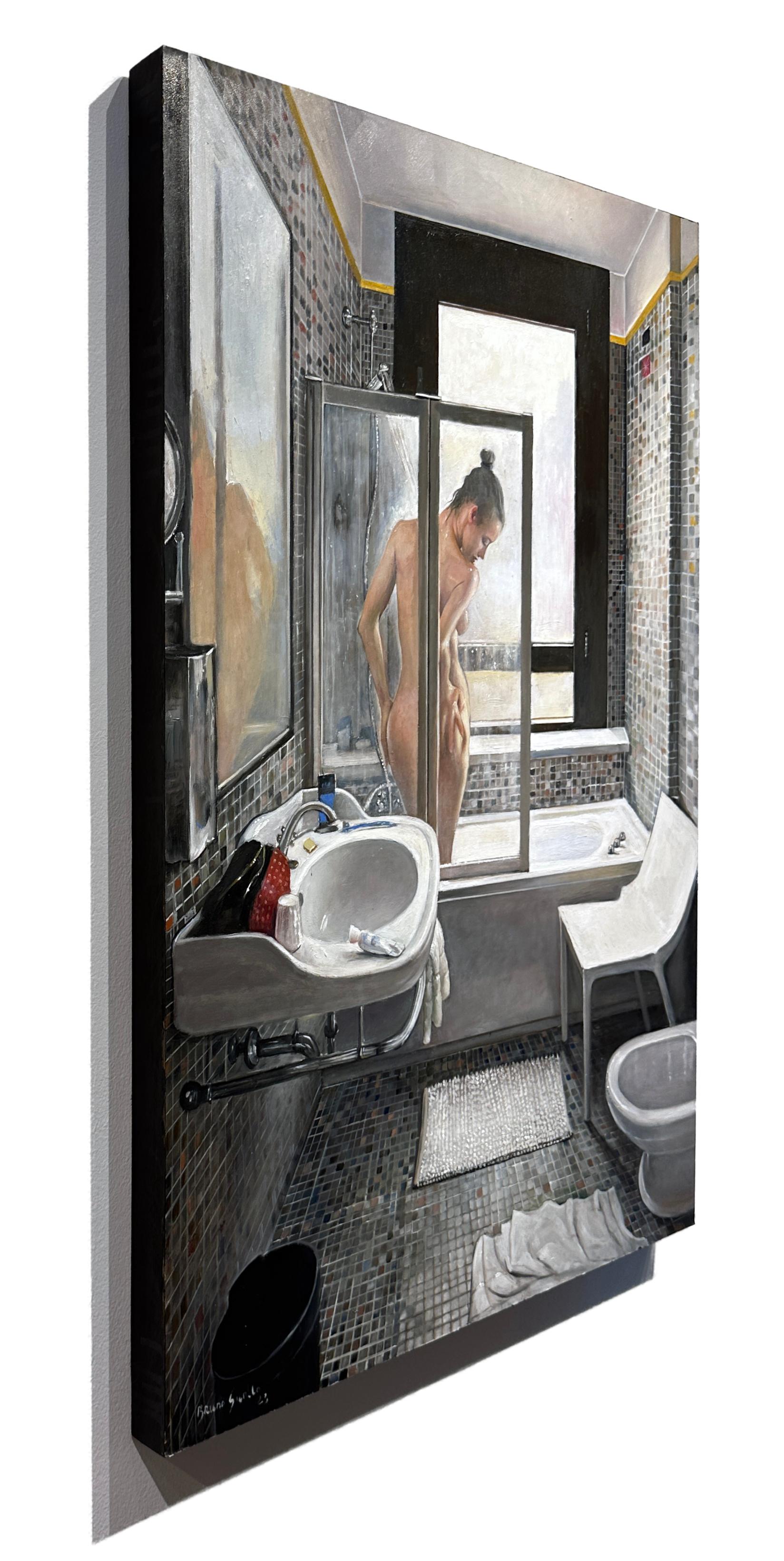 Eine ahnungslose Frau duscht in einem kleinen gekachelten Bad irgendwo in Venedig.  Dieses intime Porträt ist auf eine Platte gemalt, deren Ränder schwarz umrandet sind, so dass keine Rahmung erforderlich ist.  Bitte setzen Sie sich mit der Galerie