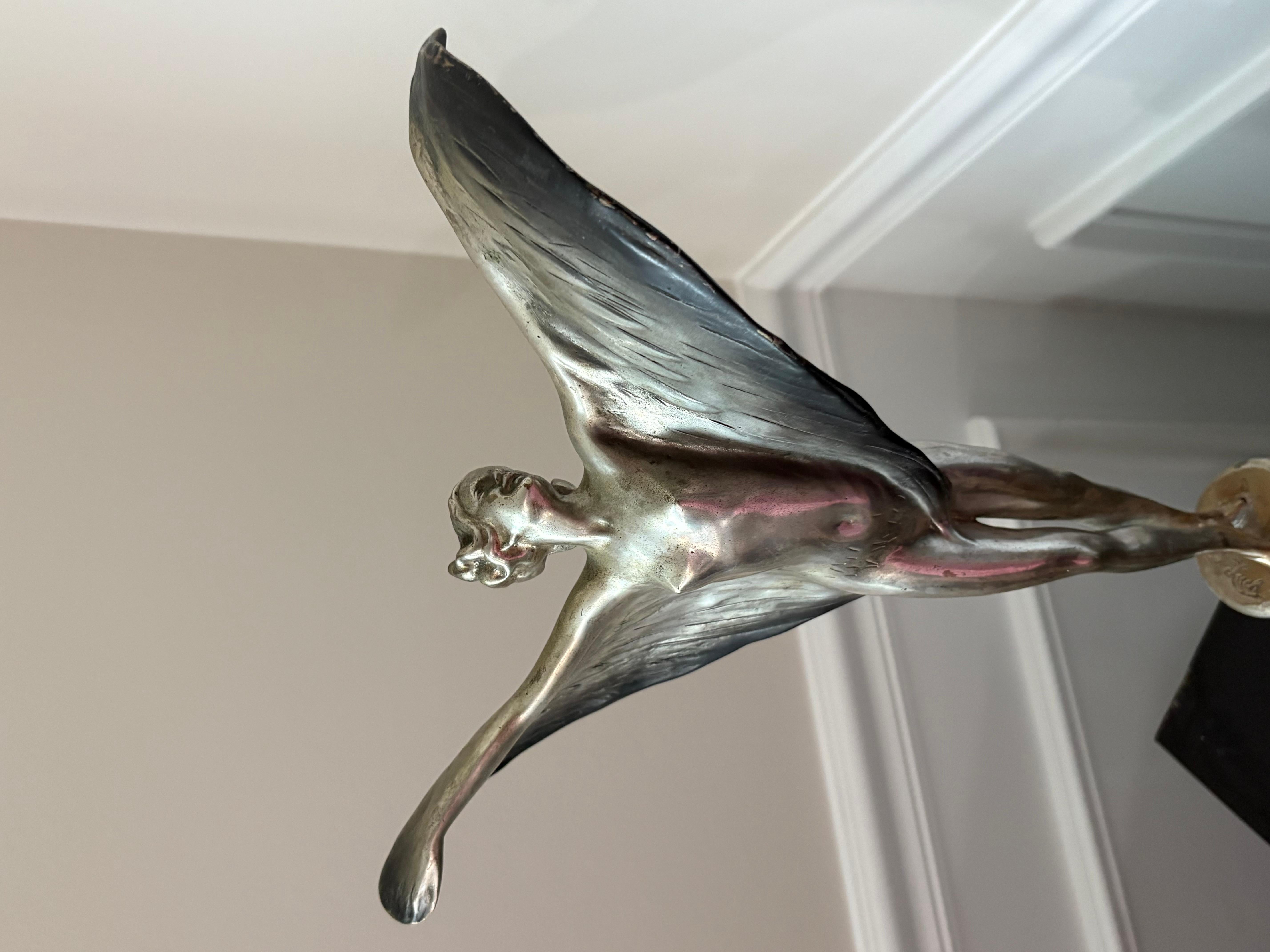 Bruno  Zach  1891-1945
Bailarina pluma plata bronceada  escultura  16,5 pulgadas de alto 
Tiene una hermosa pátina 
Firmado en la base