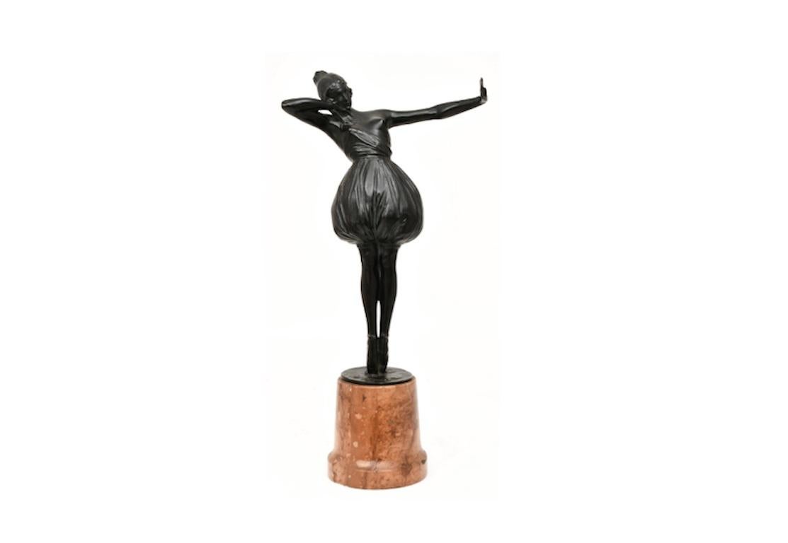 Bruno Zach (austriaco, 1891-1945), scultura in bronzo di una danzatrice in bronzo patinato su una base rotonda in marmo, firmata Zach nel bronzo