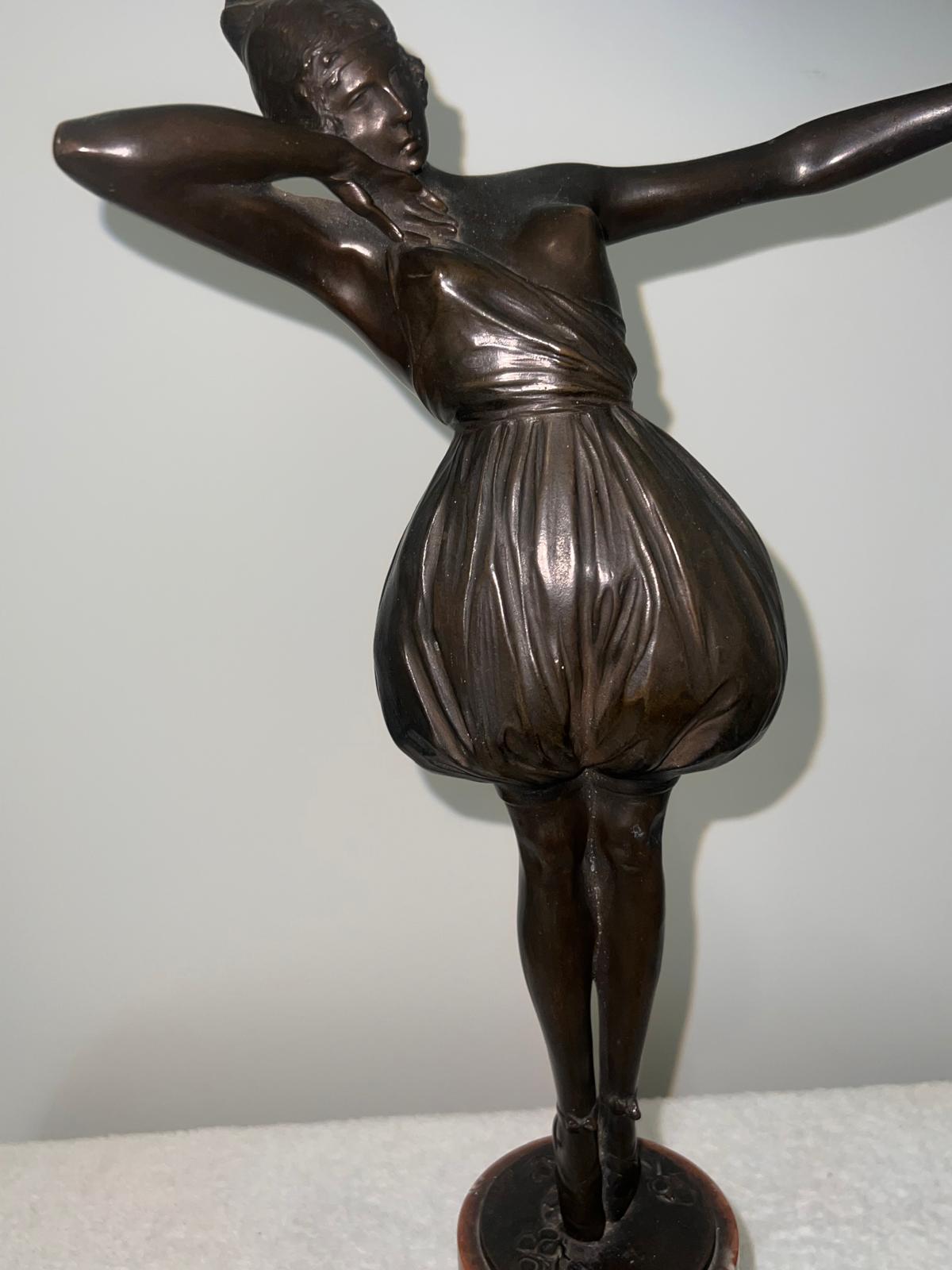 Patinato Bruno Zach (austriaco, 1891-1945), Scultura in bronzo di una donna ballerina in vendita