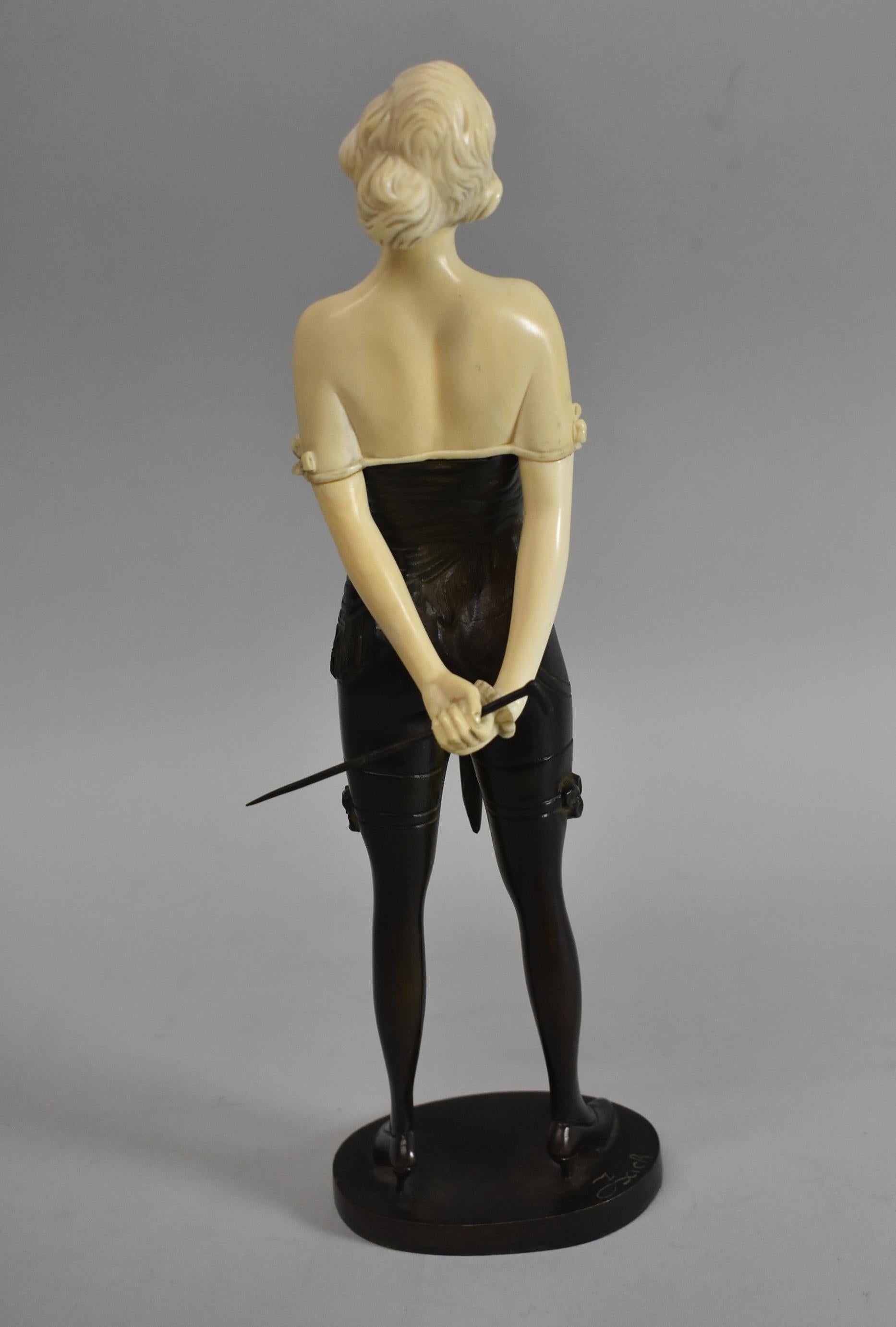 Exquisite Bronze von Bruno Zach (1891-1935), die eine halbnackte Frau zeigt, die ein fransenbesetztes Tuch trägt und eine Reitgerte hinter dem Rücken hält. Signiert auf dem Sockel in der Nähe des rechten Fußes. Die Reitgerte kann abgenommen werden.