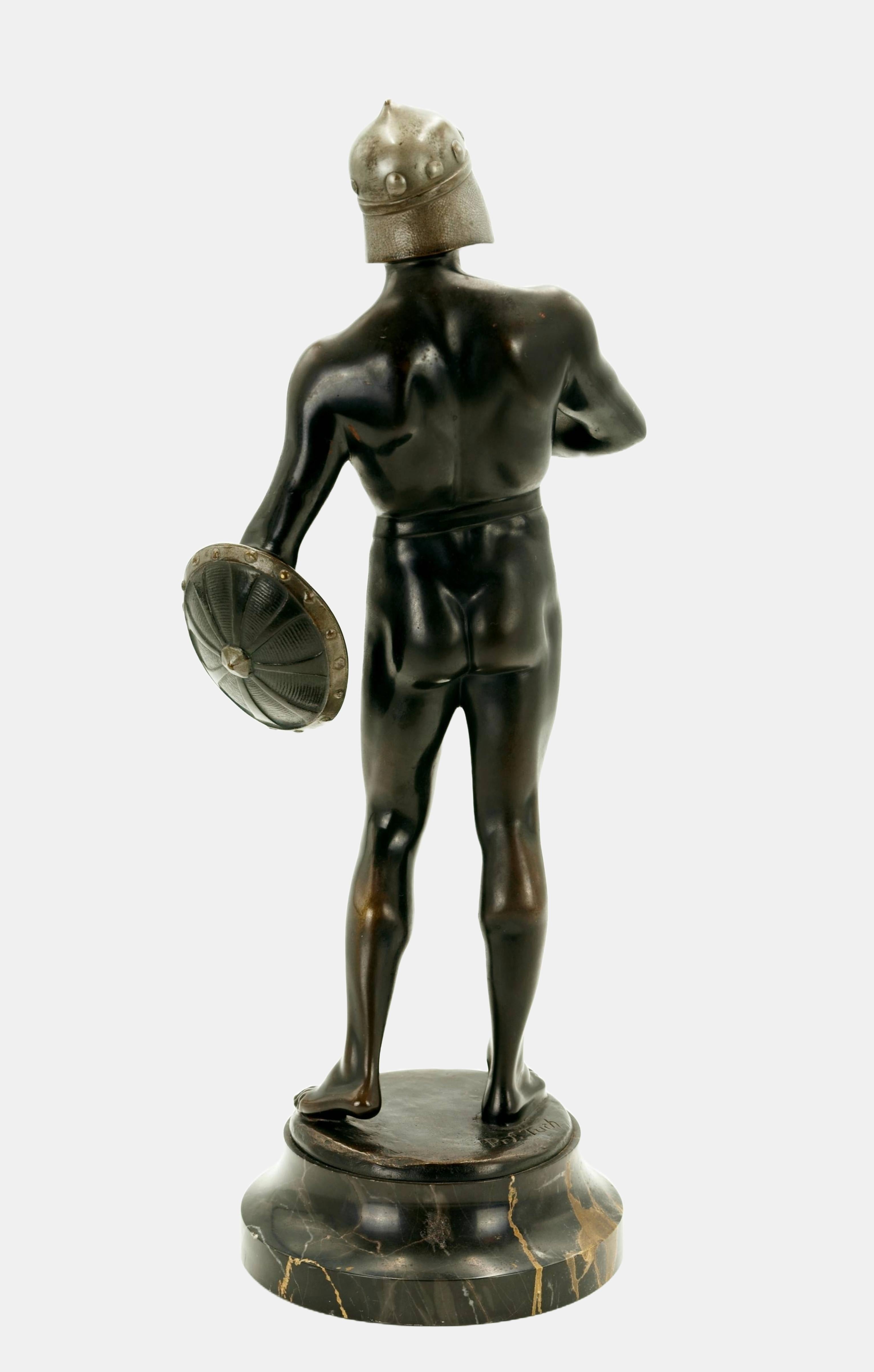 Bruno Zach (1891 Zhitomir - 1945 Vienne), Gladiateur prêt au combat, c. 1930. Bronze patiné noirâtre avec casque, bord du bouclier et pommeau du bouclier argentés, monté sur un socle en marbre cannelé (4,5 cm de haut). 37 cm (hauteur totale) x 15 cm