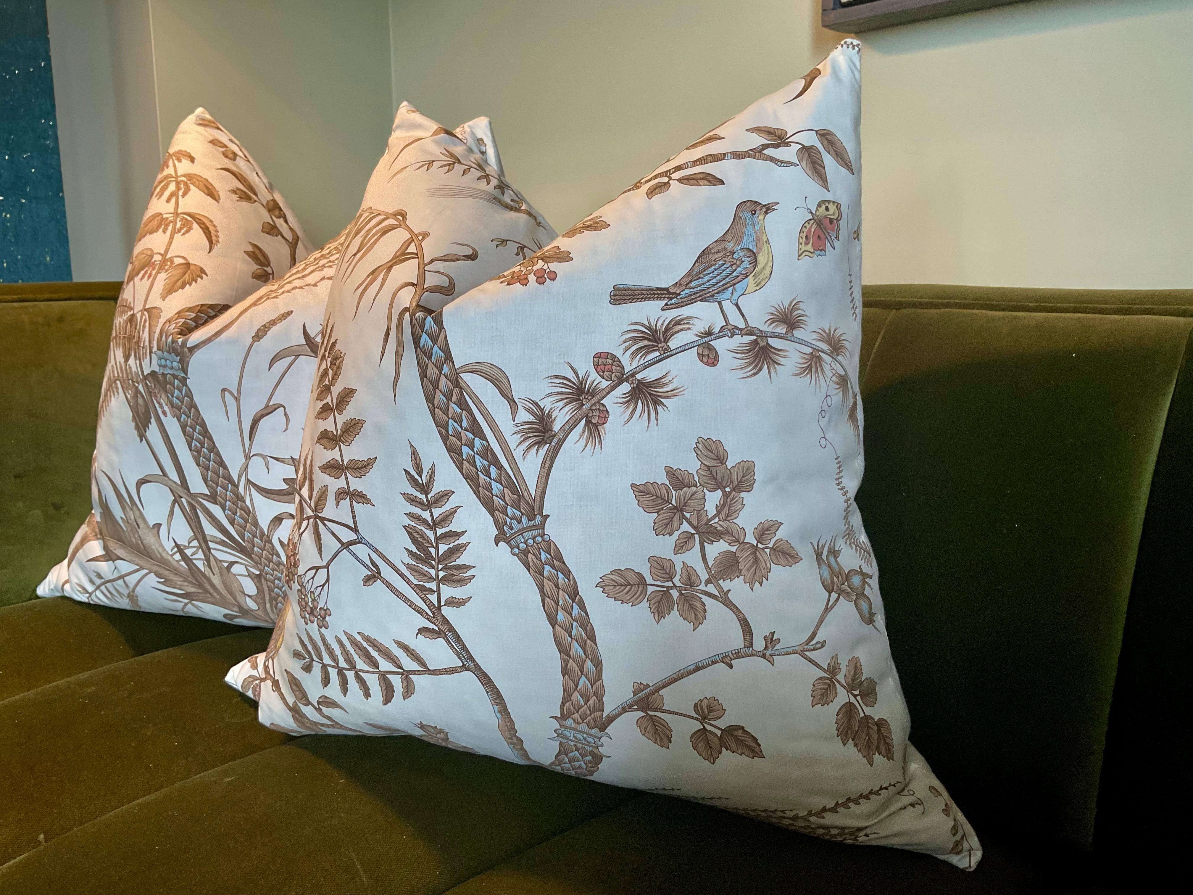 Cojines Brunschwig & Fils Pájaro y Cardo en Beige - Pareja en Nuevo estado para la venta en Winder, GA