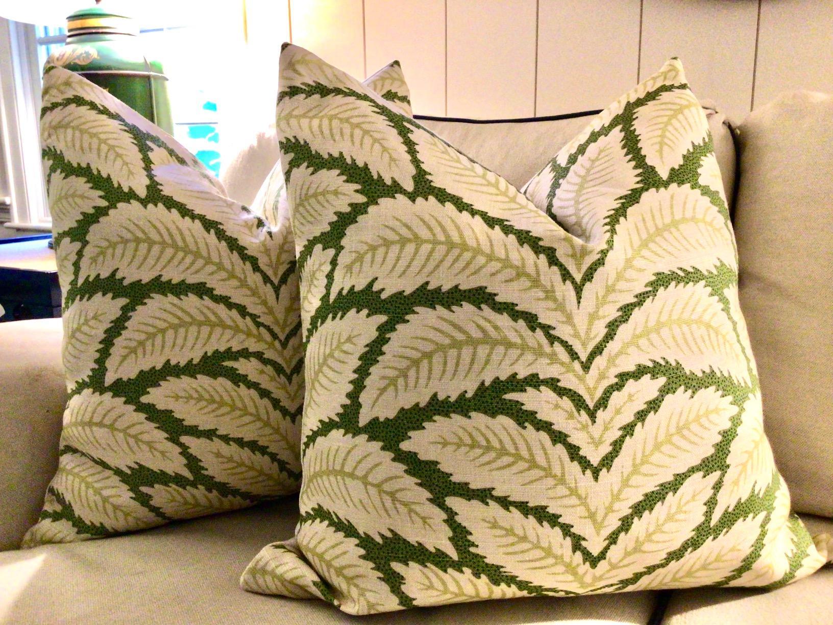 Américain Brunschwig & Fils Talavera in Leaf Pillows- une paire en vente
