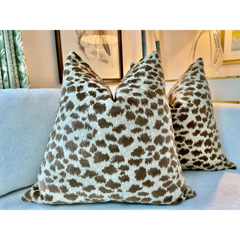 Rivestito in un ricco tessuto della famosa casa di design Brunschwig & Fils, Zambezi in chicory (marrone ricco) presenta una macchia animale in rilievo su uno sfondo avorio..... bellissimo epingolo belga grospoint .Questo set aggiungerà tanta