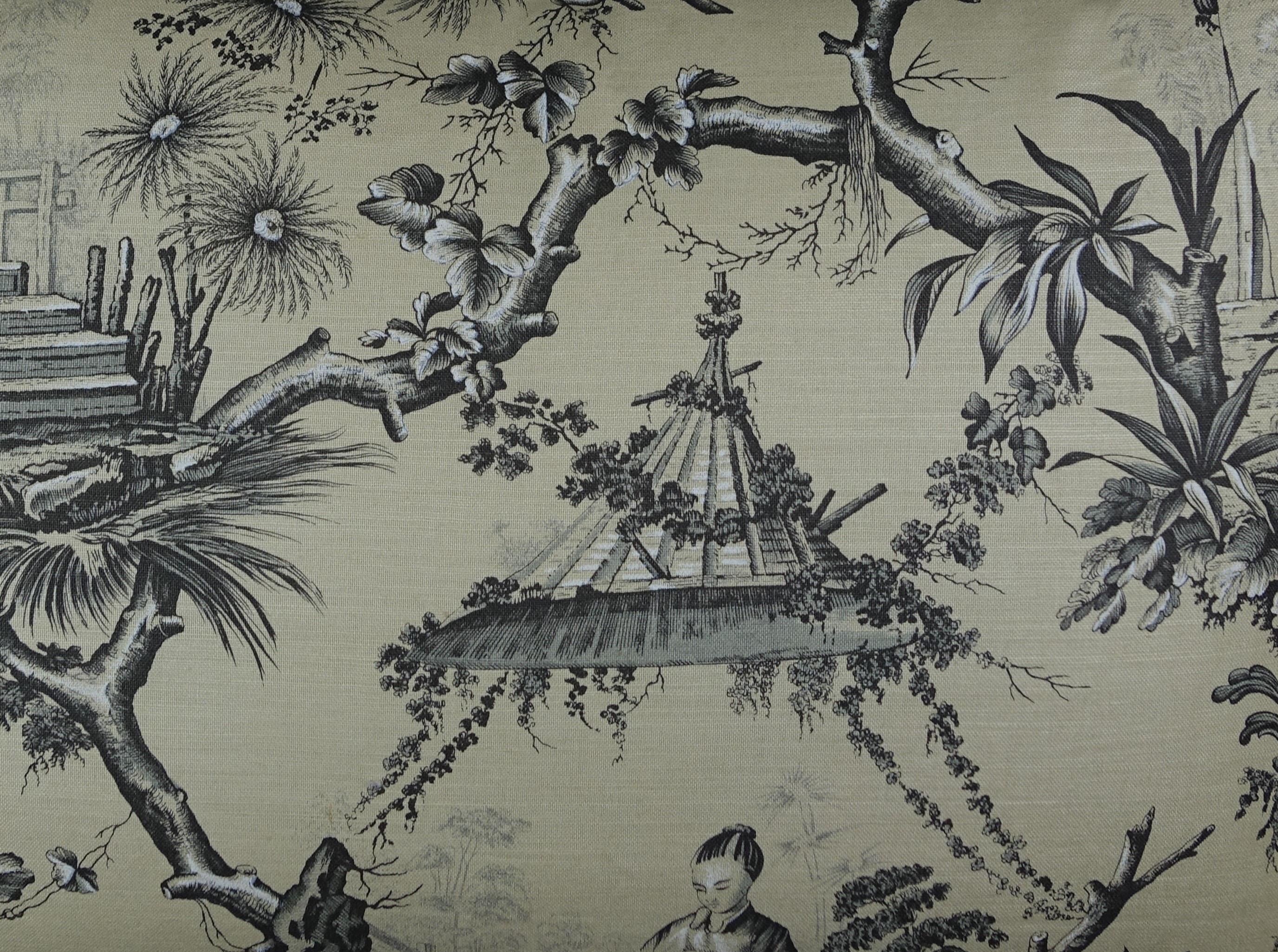 Paire de coussins personnalisés réalisés en coton imprimé Brunschwig & Fils dans les coloris crème, gris et noir. Façades en coton imprimé de style Chinoiserie avec dos en velours gris. Inserts en duvet, fermés par couture.