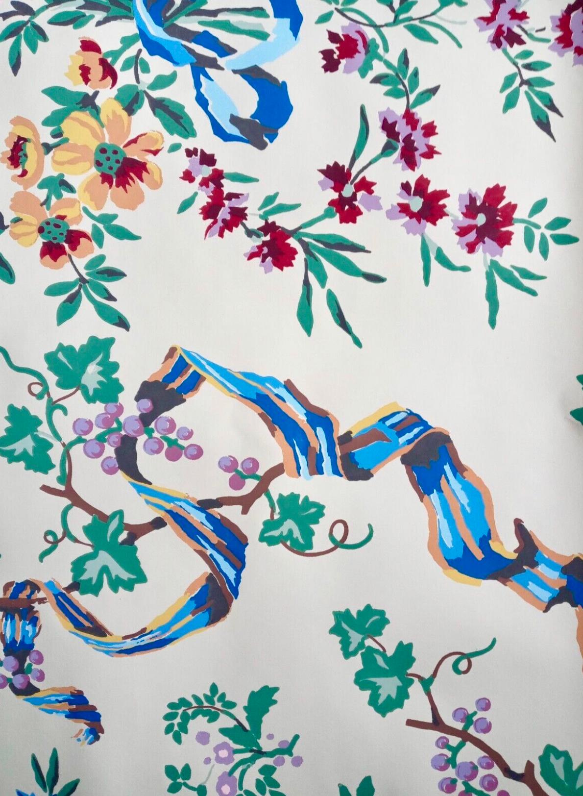 Brunschwig & Fils Clos de Vougeot Papier peint floral vintage imprimé à la main, 1980. Collection S. Maury Paris.  Il semble qu'il s'agisse d'un double rouleau ou d'un peu moins de 10 yards.  
Le Clos de Vougeot, également connu sous le nom de Clos