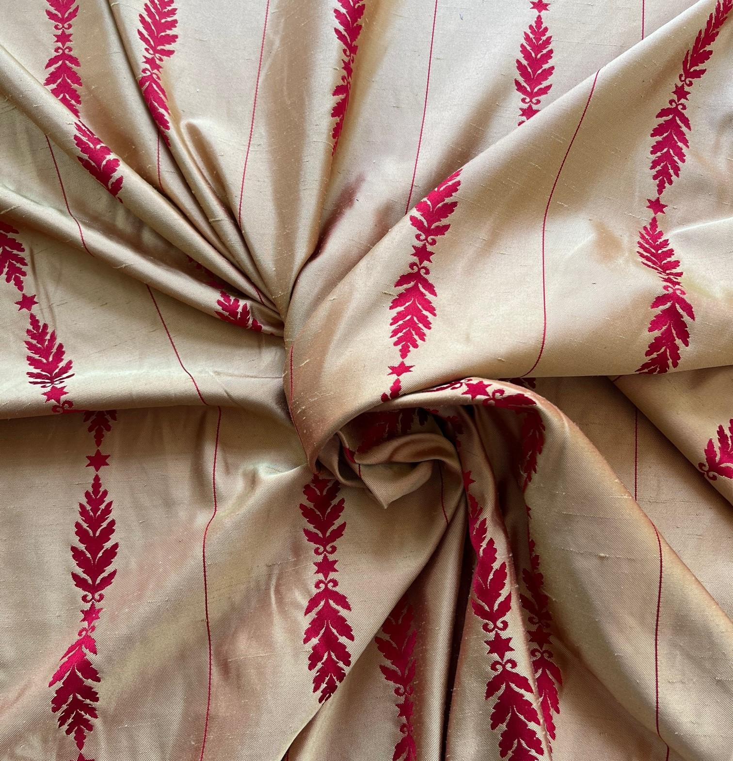 Tessuto di seta satinato rosso e oro creato da Brunschwig & Fils per la Casa Bianca in vendita 3