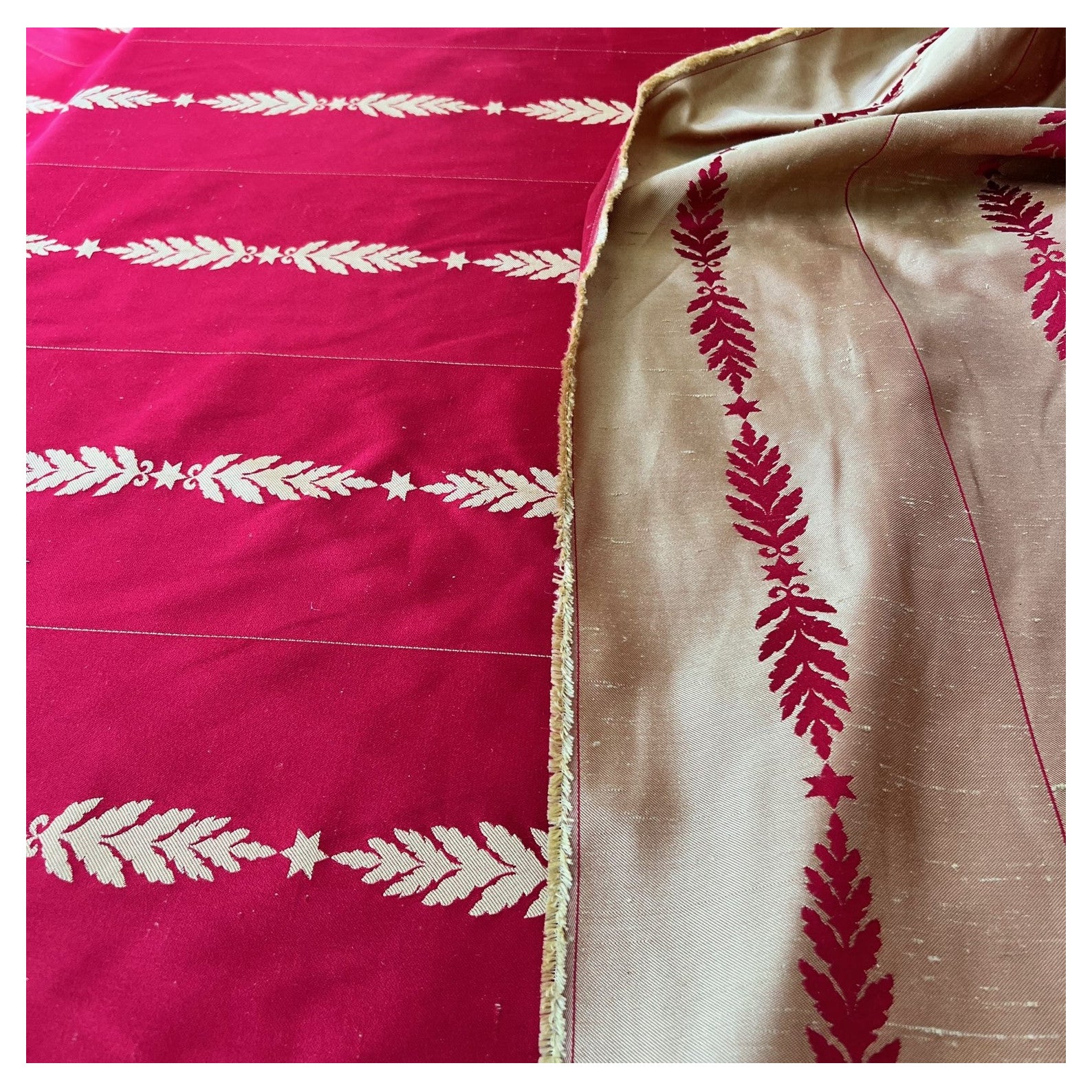 Tessuto di seta satinato rosso e oro creato da Brunschwig & Fils per la Casa Bianca in vendita