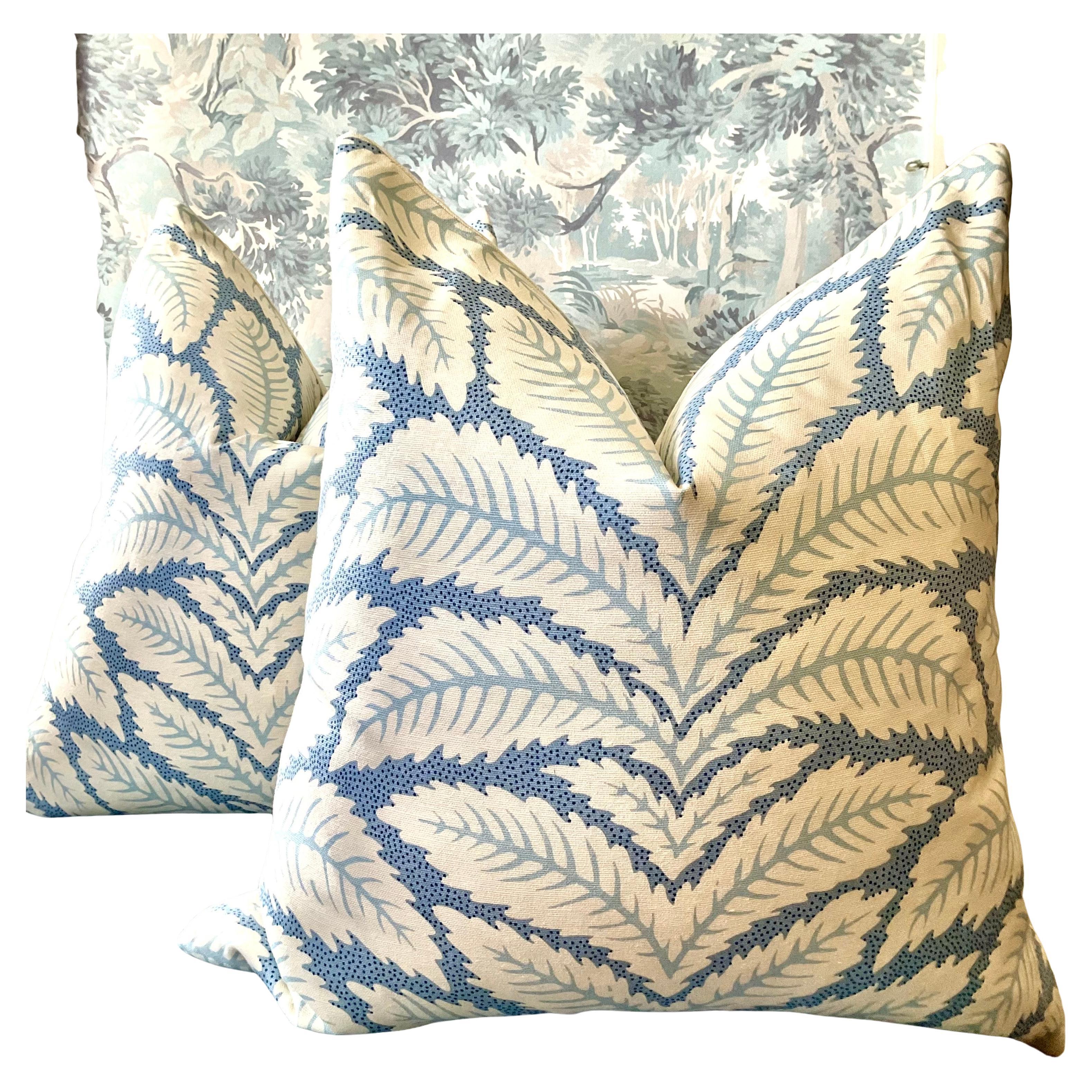 Cuscini in piuma d'oca "Talavera Linen" in blu da 22 pollici - una coppia in vendita
