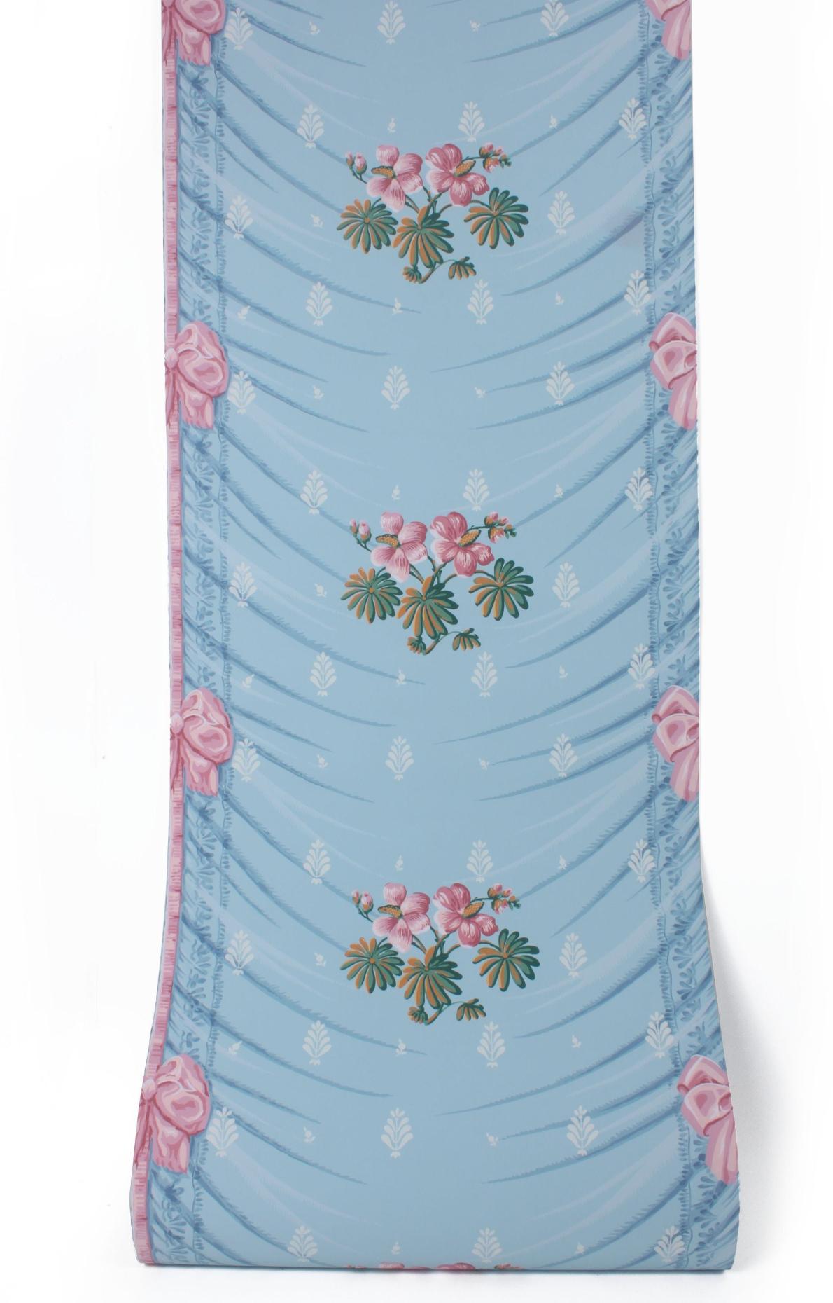 Brunschwig & Fils x Musée des Arts Décoratifs, Parigi, Carta da parati Marot, Murale 1999. Splendido effetto drappeggio Trompe L'oeuil in azzurro con nastri e fiocchi rosa ai bordi, che si uniscono per formare un fiocco e una seconda balza di