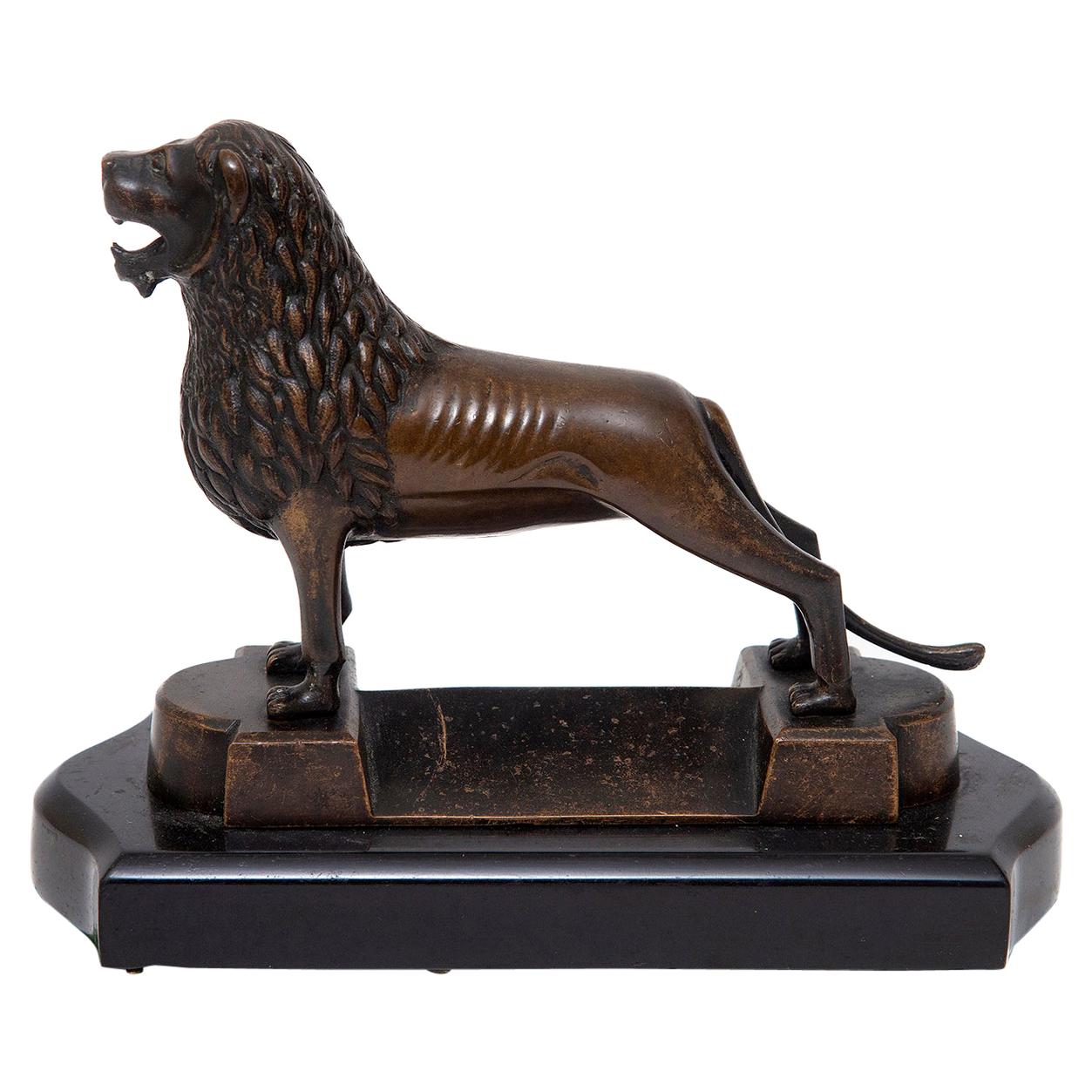 Modèle allemand de lion en bronze du Brunswick et marbre noir, 19ème siècle