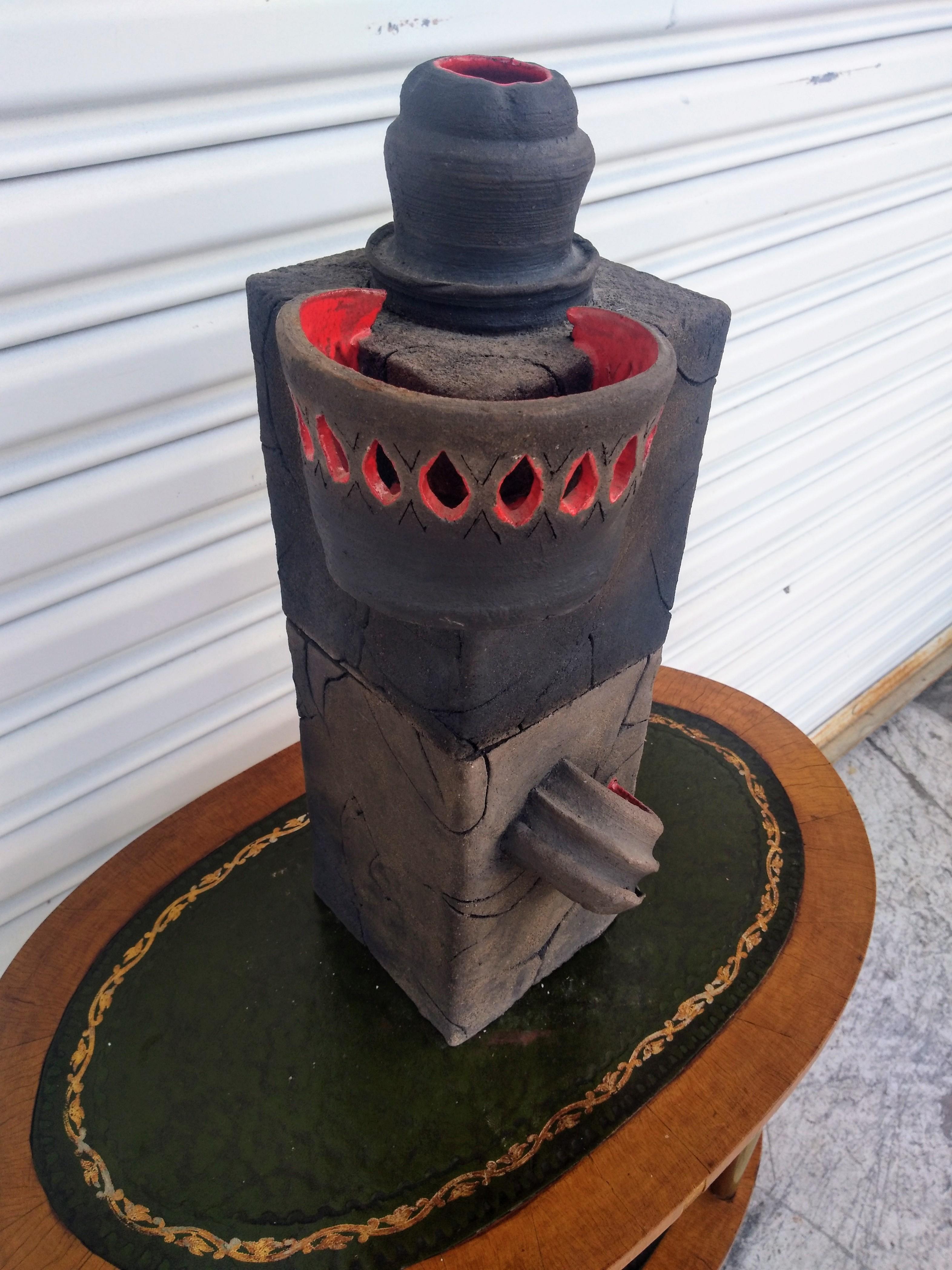 Il s'agit d'un beau 2 pc. Sculpture en forme de bidon de Bruny Graves. La sculpture se démonte pour offrir un espace de rangement à l'intérieur.  Elle a été cuite selon la technique traditionnelle du Raku, qui utilise un processus de basse cuisson