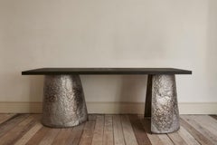 Table de salle à manger et tabourets Bruo en acier Hammer et bois brûlé, fait main contemporain