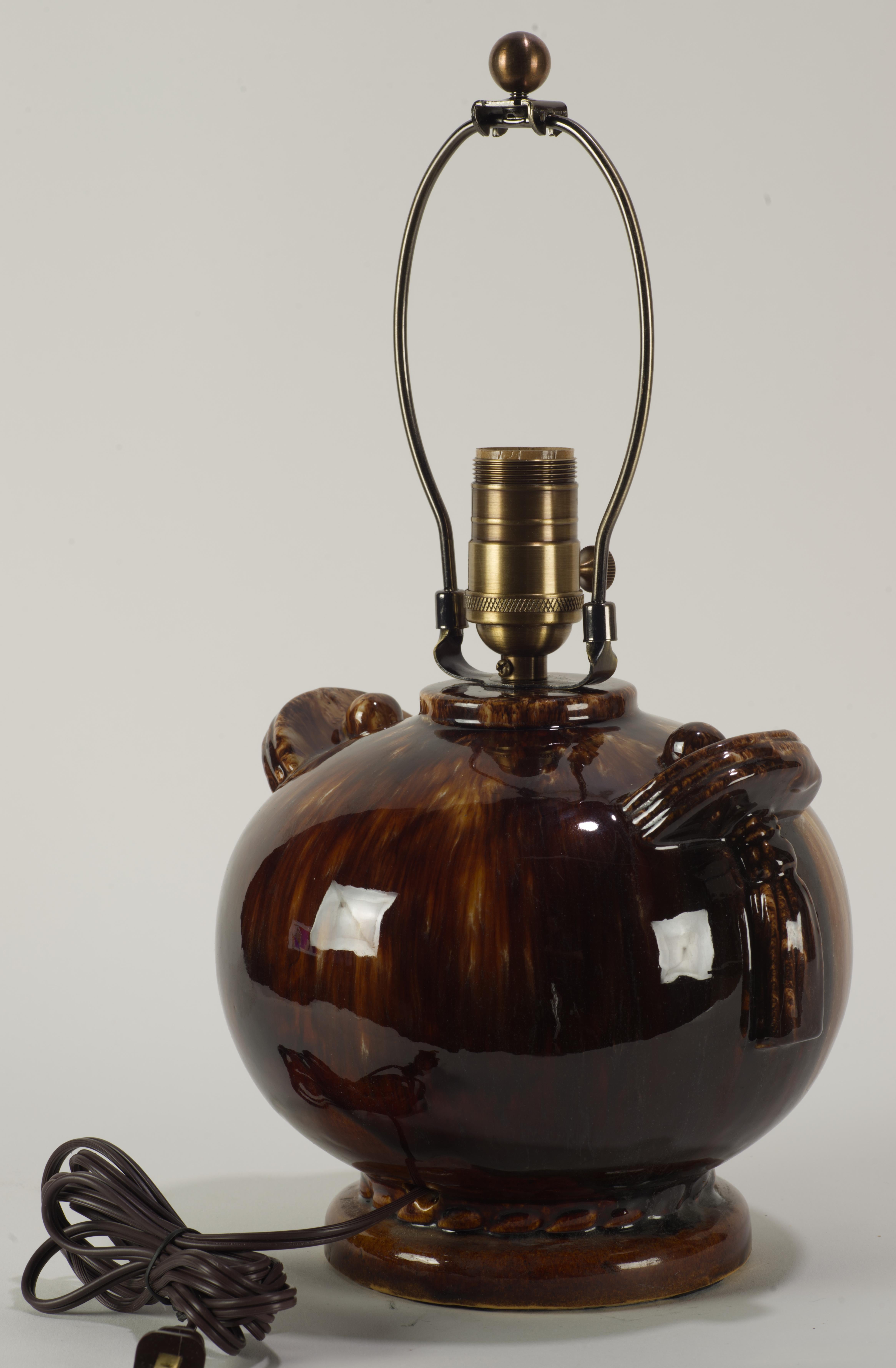 Art déco Brush Mccoy Art Déco Céramique en forme d'urne Brown Drip Glaze Accent Table en vente