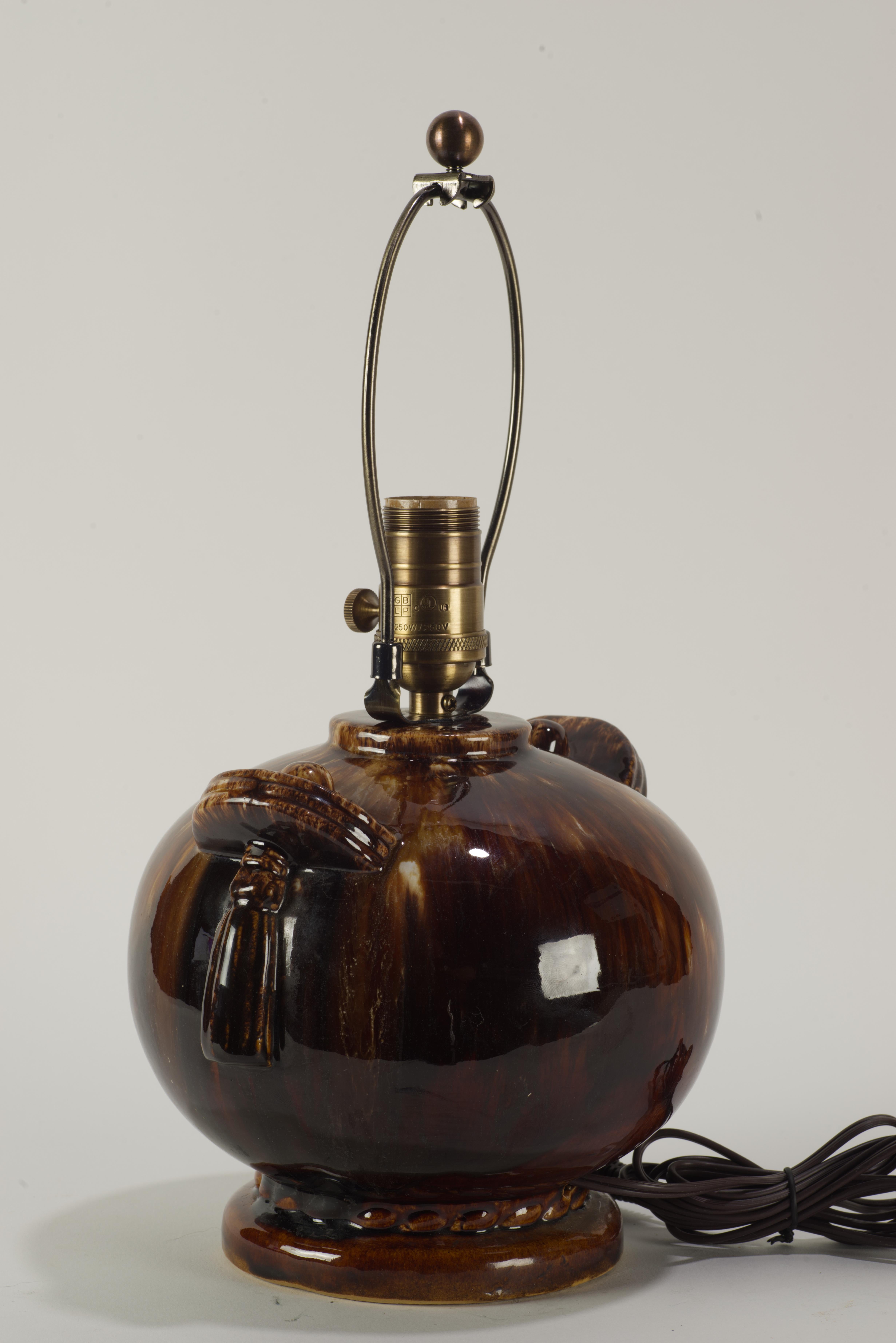 Américain Brush Mccoy Art Déco Céramique en forme d'urne Brown Drip Glaze Accent Table en vente