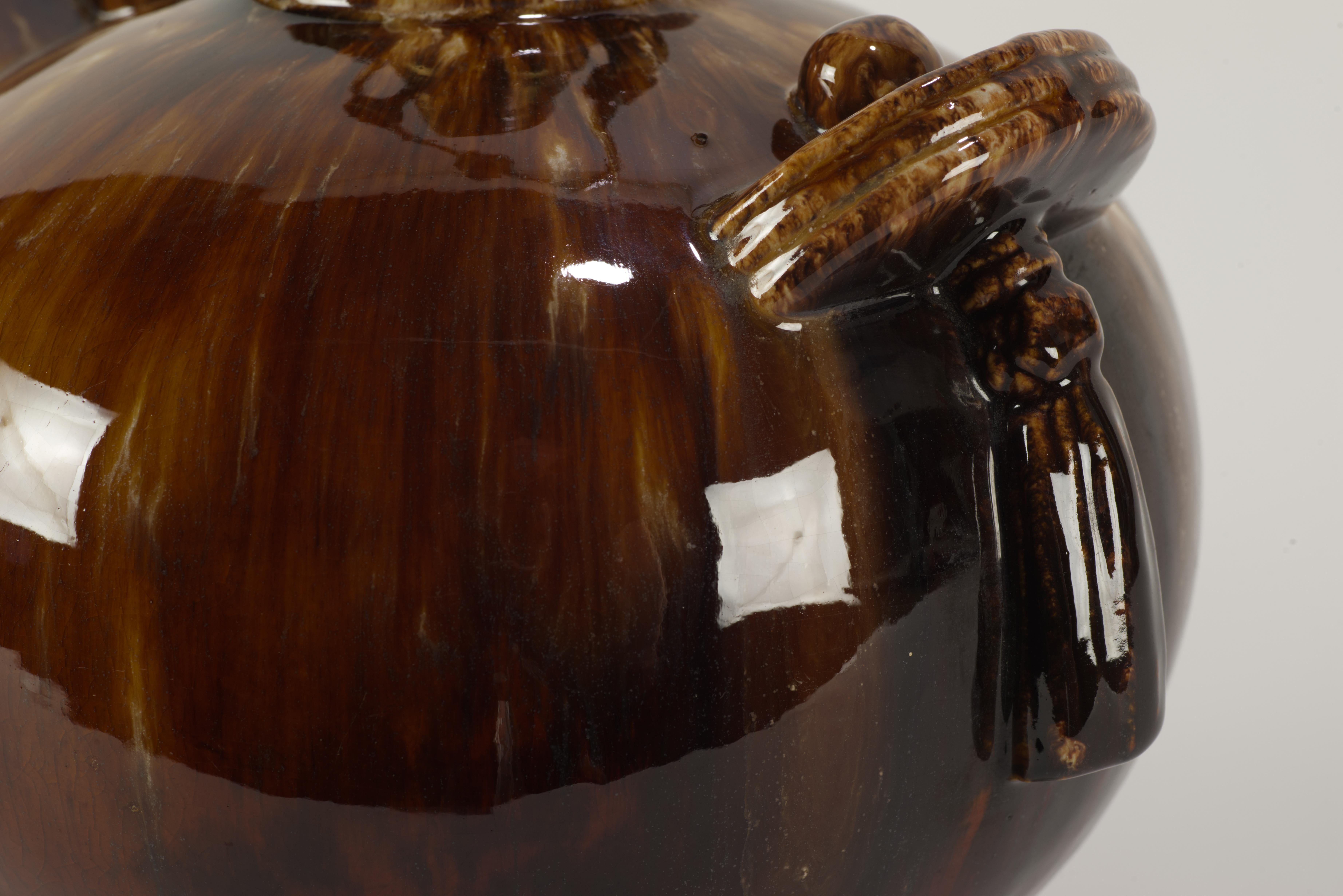 Brush Mccoy Art Déco Céramique en forme d'urne Brown Drip Glaze Accent Table en vente 1