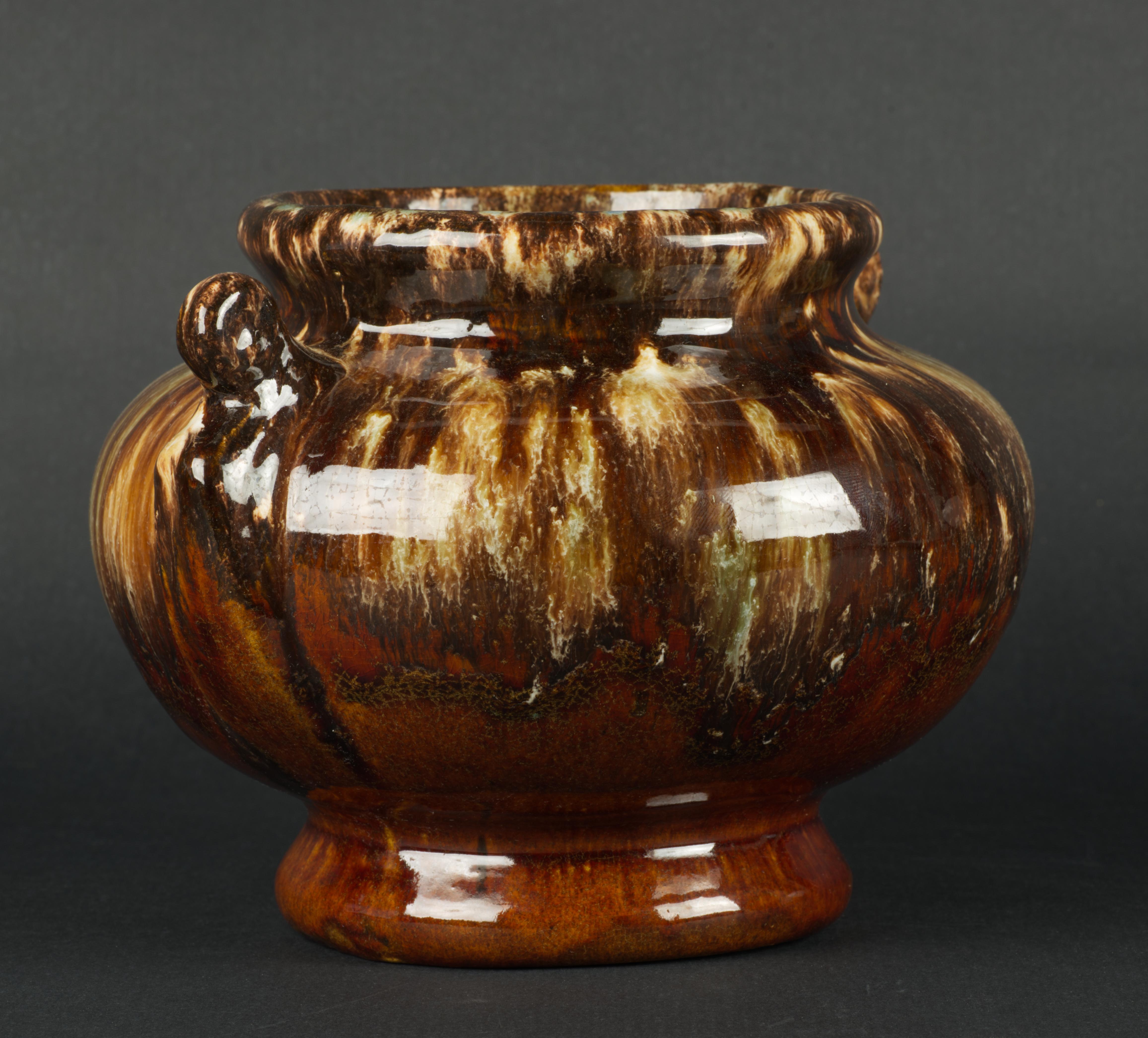 Art Déco Brush Mccoy Art Deco Vaso a urna in ceramica marrone con smalto a goccia 1930s in vendita