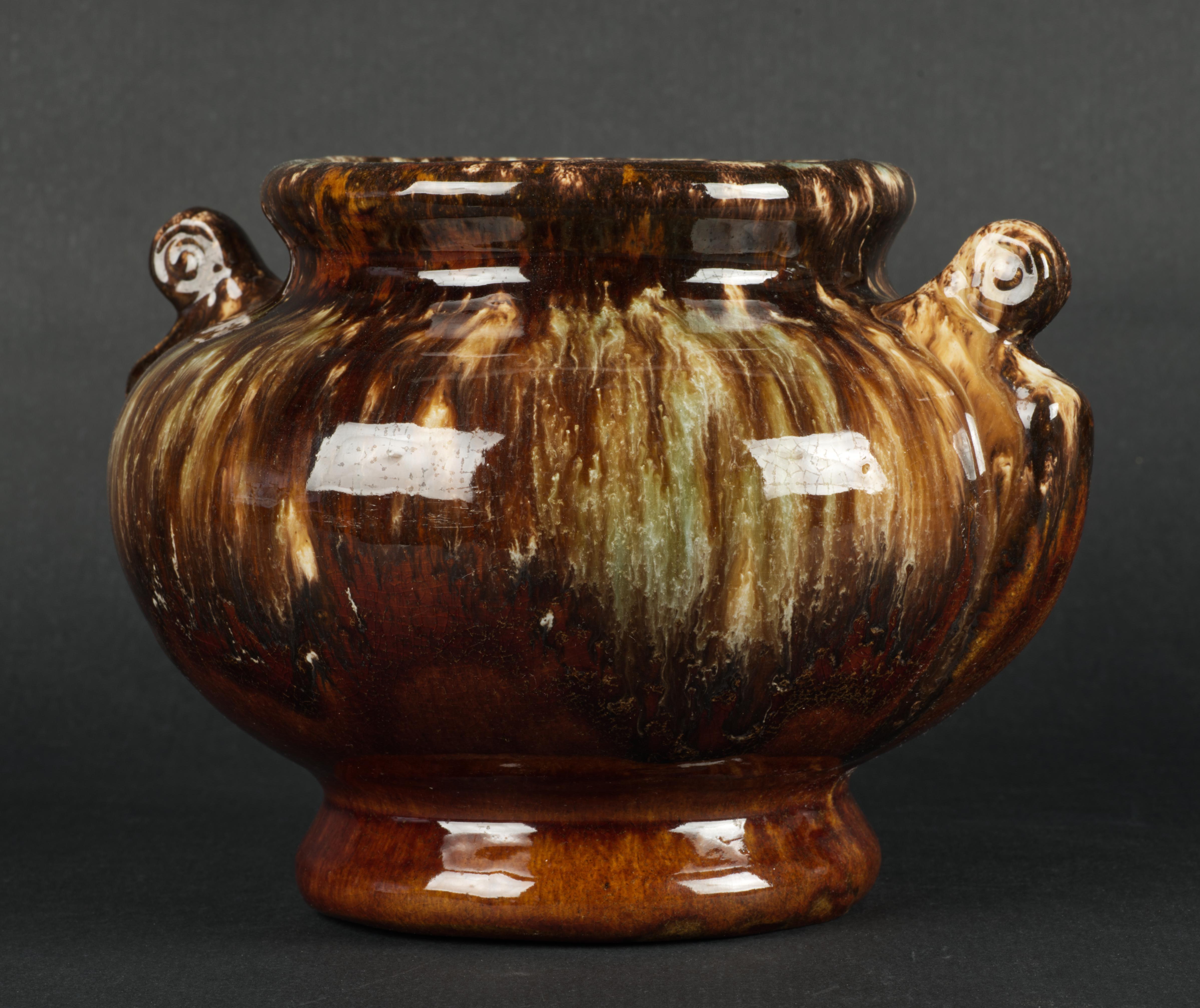 Americano Brush Mccoy Art Deco Vaso a urna in ceramica marrone con smalto a goccia 1930s in vendita