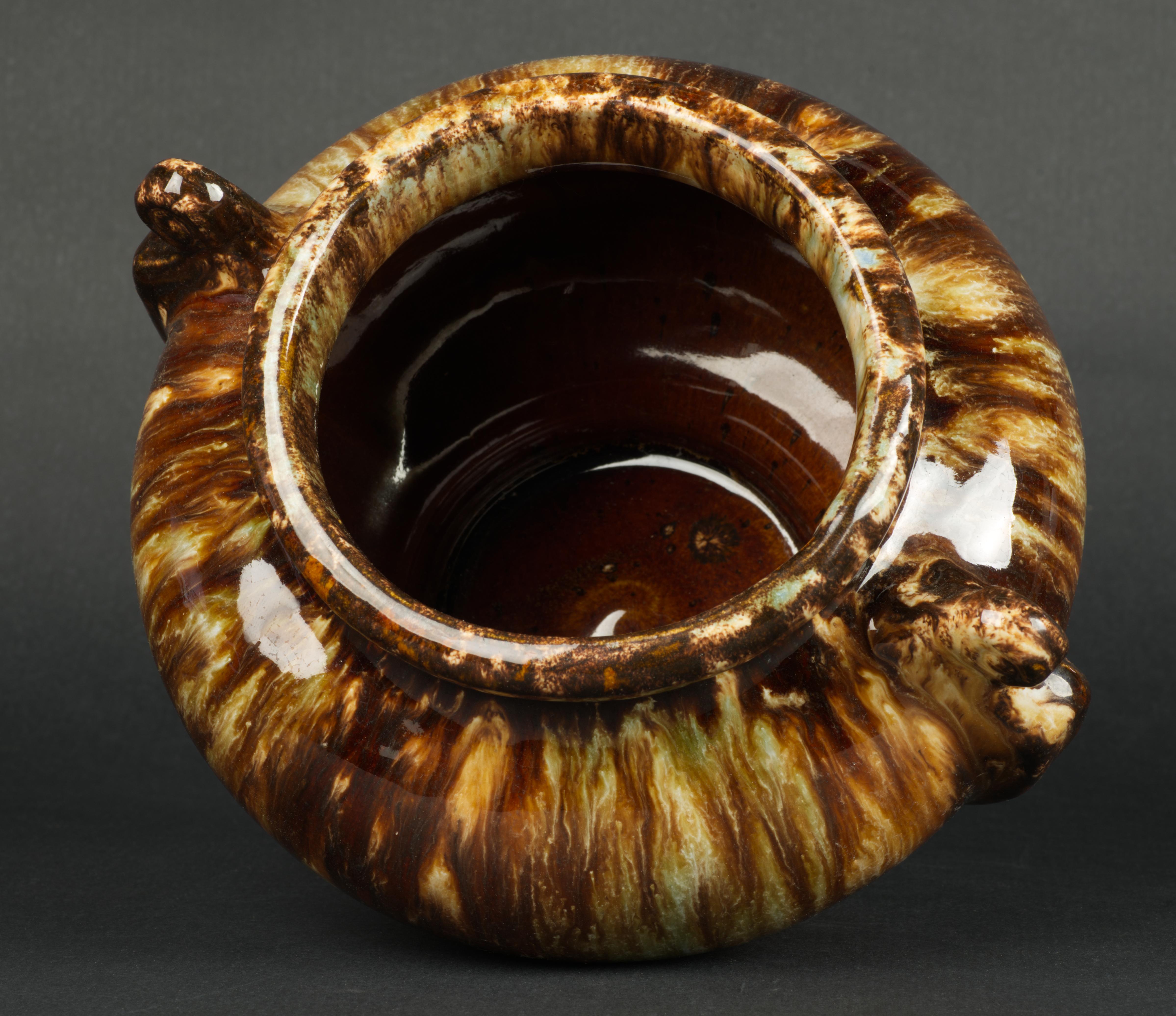 Fatto a mano Brush Mccoy Art Deco Vaso a urna in ceramica marrone con smalto a goccia 1930s in vendita