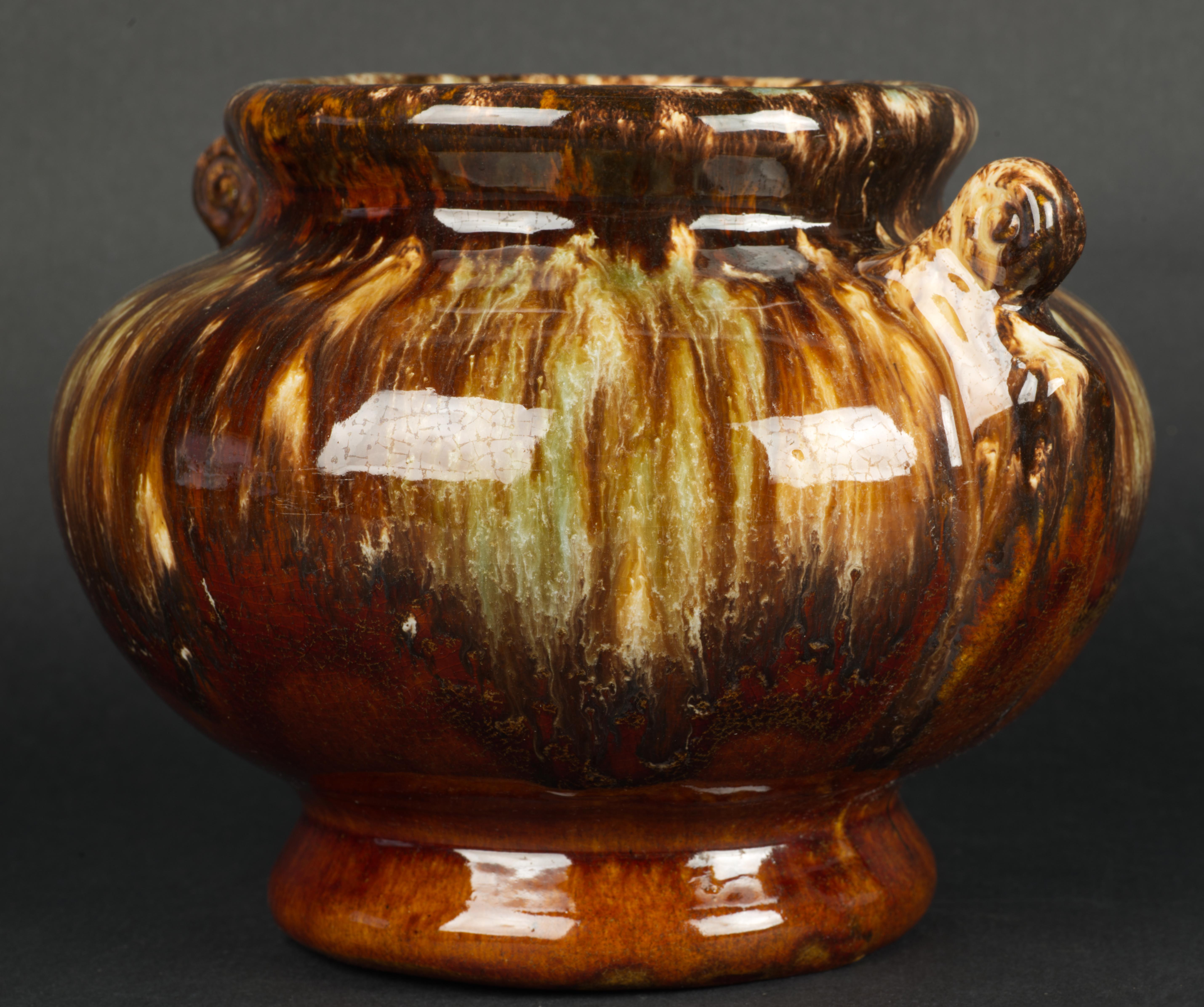 Brush Mccoy Art Deco Vaso a urna in ceramica marrone con smalto a goccia 1930s In condizioni buone in vendita a Clifton Springs, NY