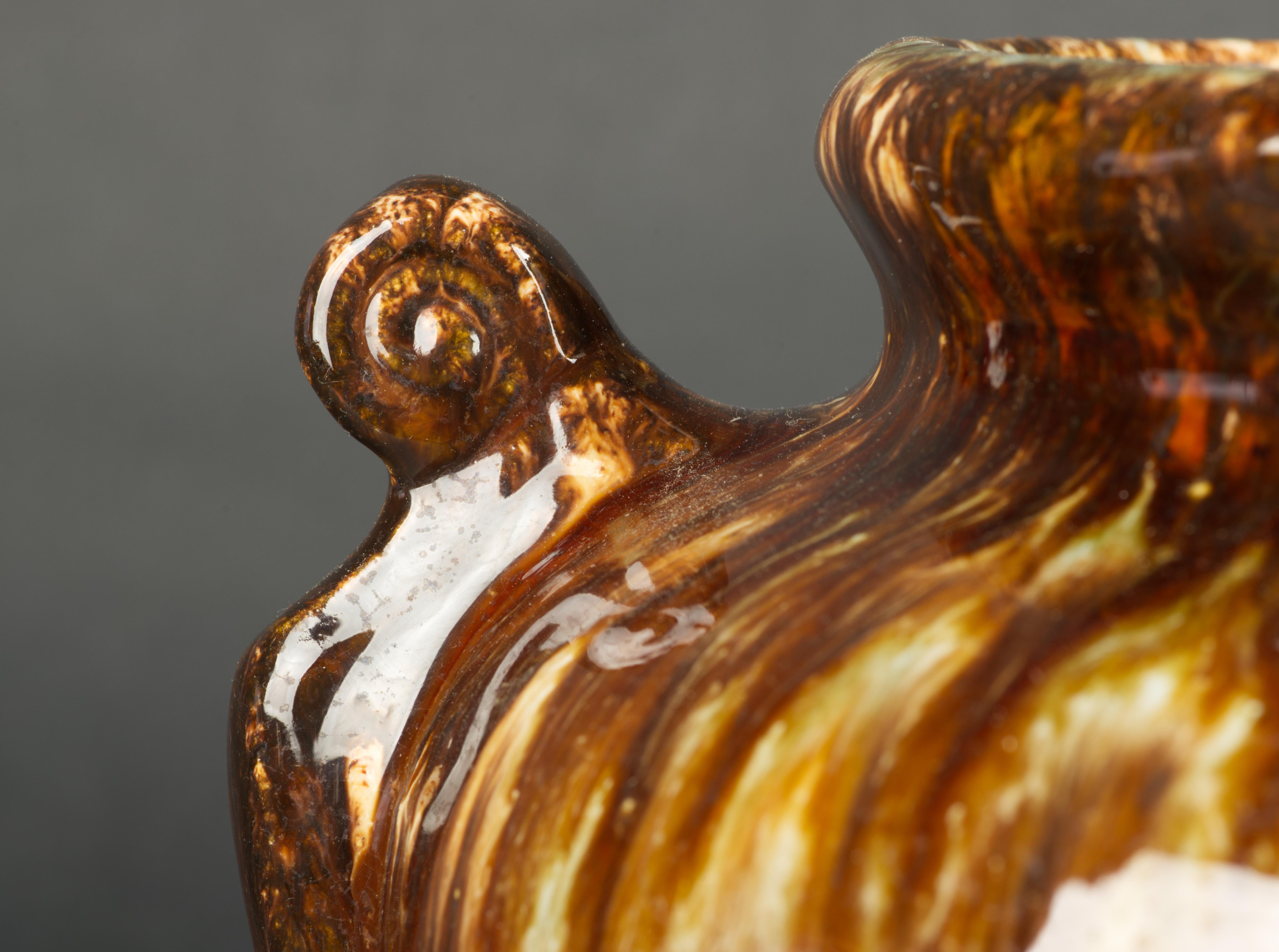 Ceramica Brush Mccoy Art Deco Vaso a urna in ceramica marrone con smalto a goccia 1930s in vendita