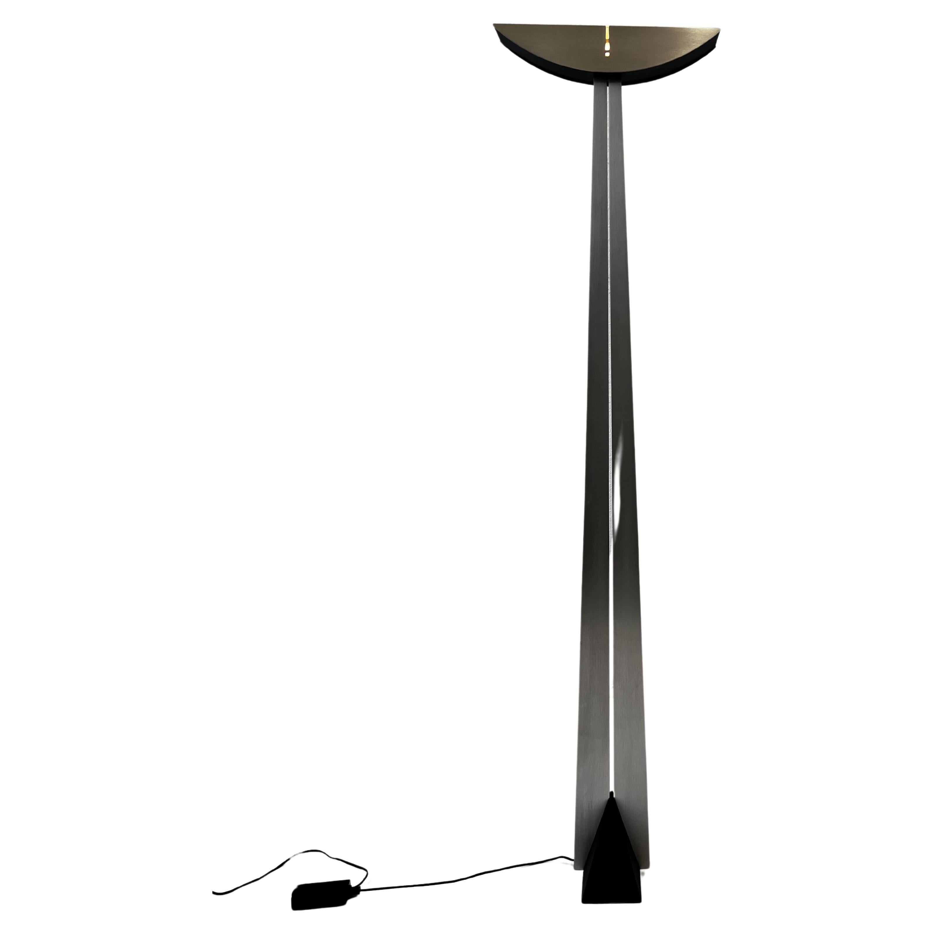 Rare lampadaire torchère postmoderne de 1987 conçu par Robert Sonneman pour George Kovacs. 
Construit en acier inoxydable brossé et en acier gris anthracite. En état vintage d'origine, montre une usure mineure cohérente avec l'âge (voir les photos