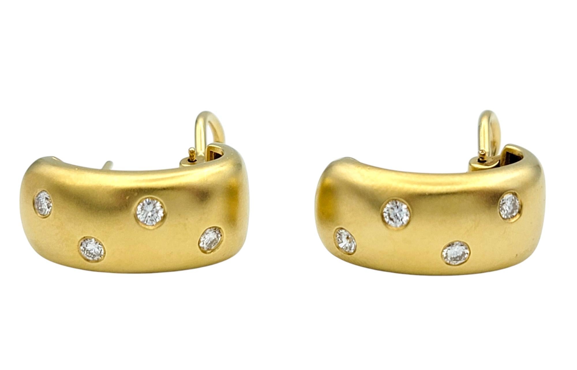 Rehaussez votre élégance quotidienne avec ces chics boucles d'oreilles en J, conçues pour capter la lumière sous tous les angles. Réalisée en or jaune 14 carats brossé luxueux, chaque boucle d'oreille présente une courbe gracieuse qui épouse