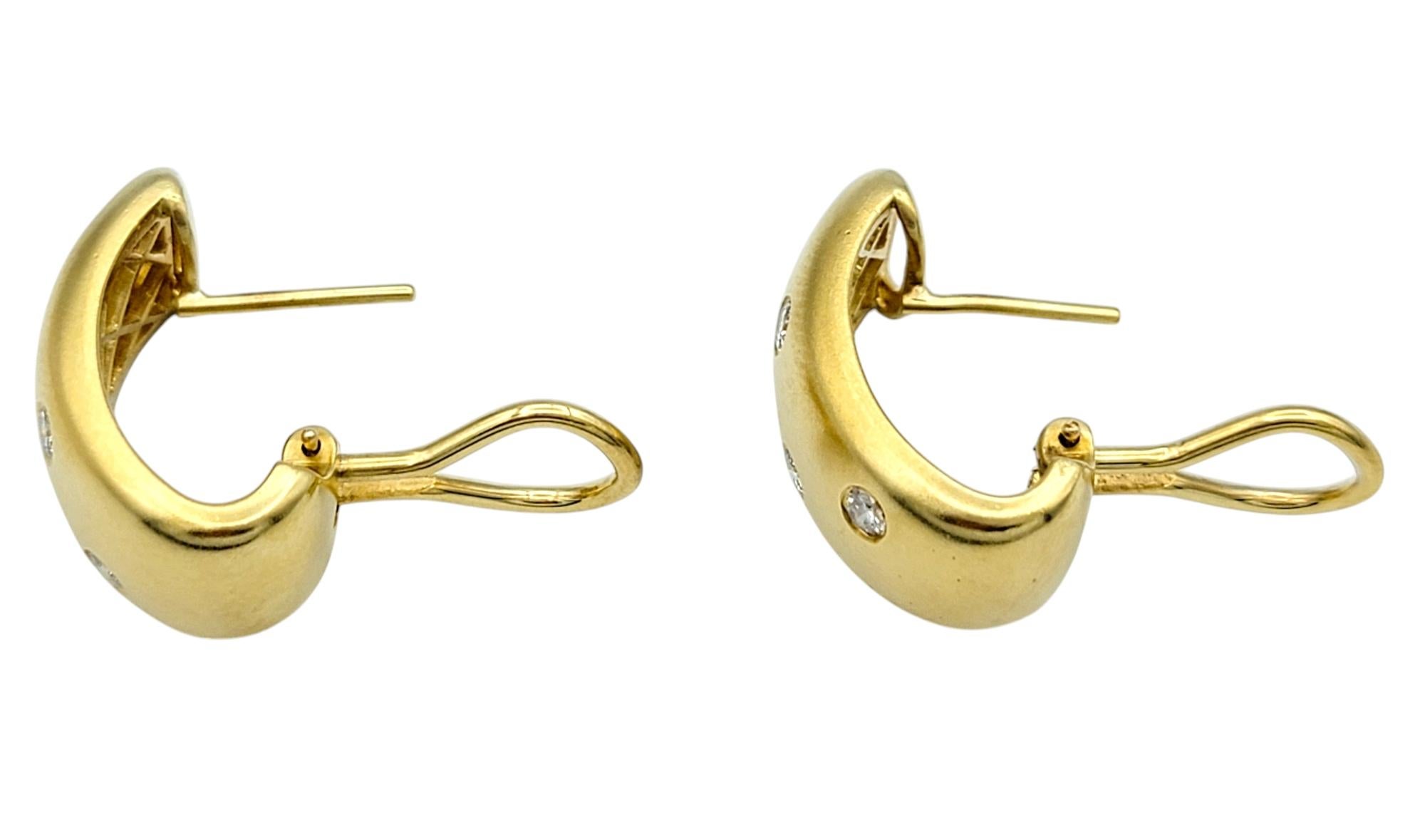 Contemporain Boucles d'oreilles Omega en or jaune 14 carats brossé et diamants ronds en J en vente