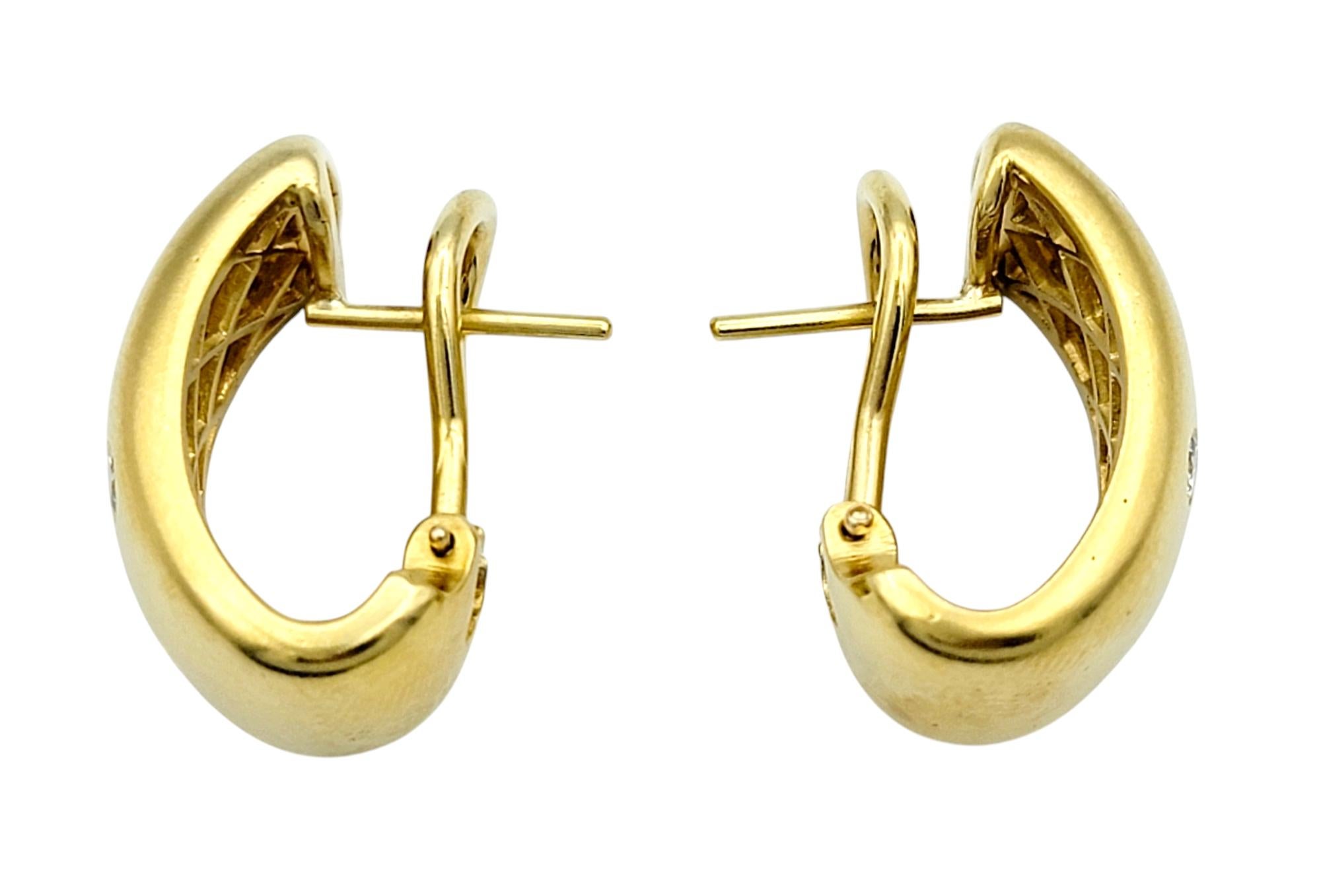 Taille ronde Boucles d'oreilles Omega en or jaune 14 carats brossé et diamants ronds en J en vente