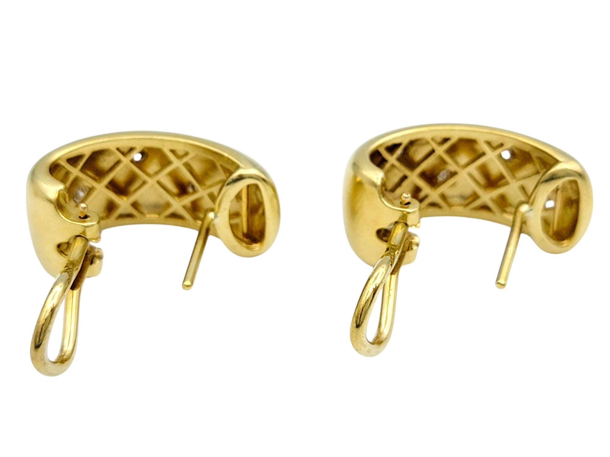 Boucles d'oreilles Omega en or jaune 14 carats brossé et diamants ronds en J Bon état - En vente à Scottsdale, AZ