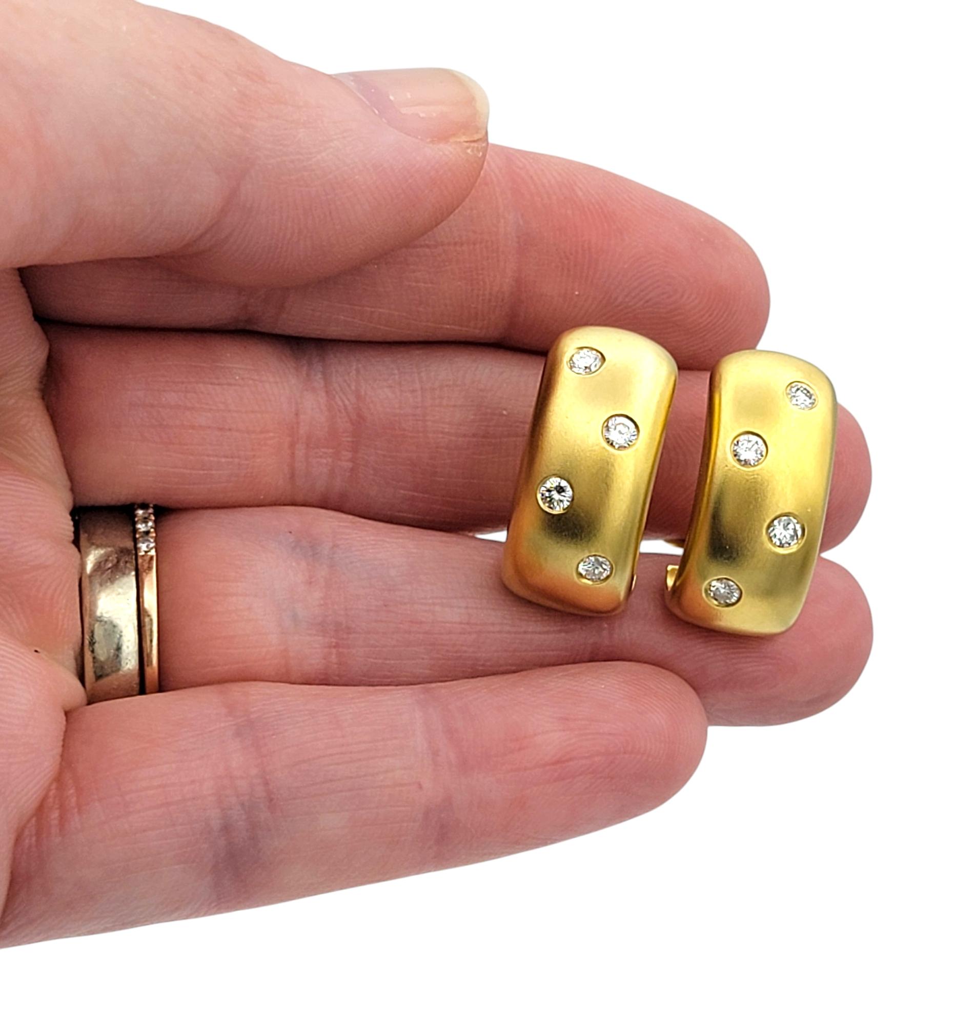 Boucles d'oreilles Omega en or jaune 14 carats brossé et diamants ronds en J Pour femmes en vente