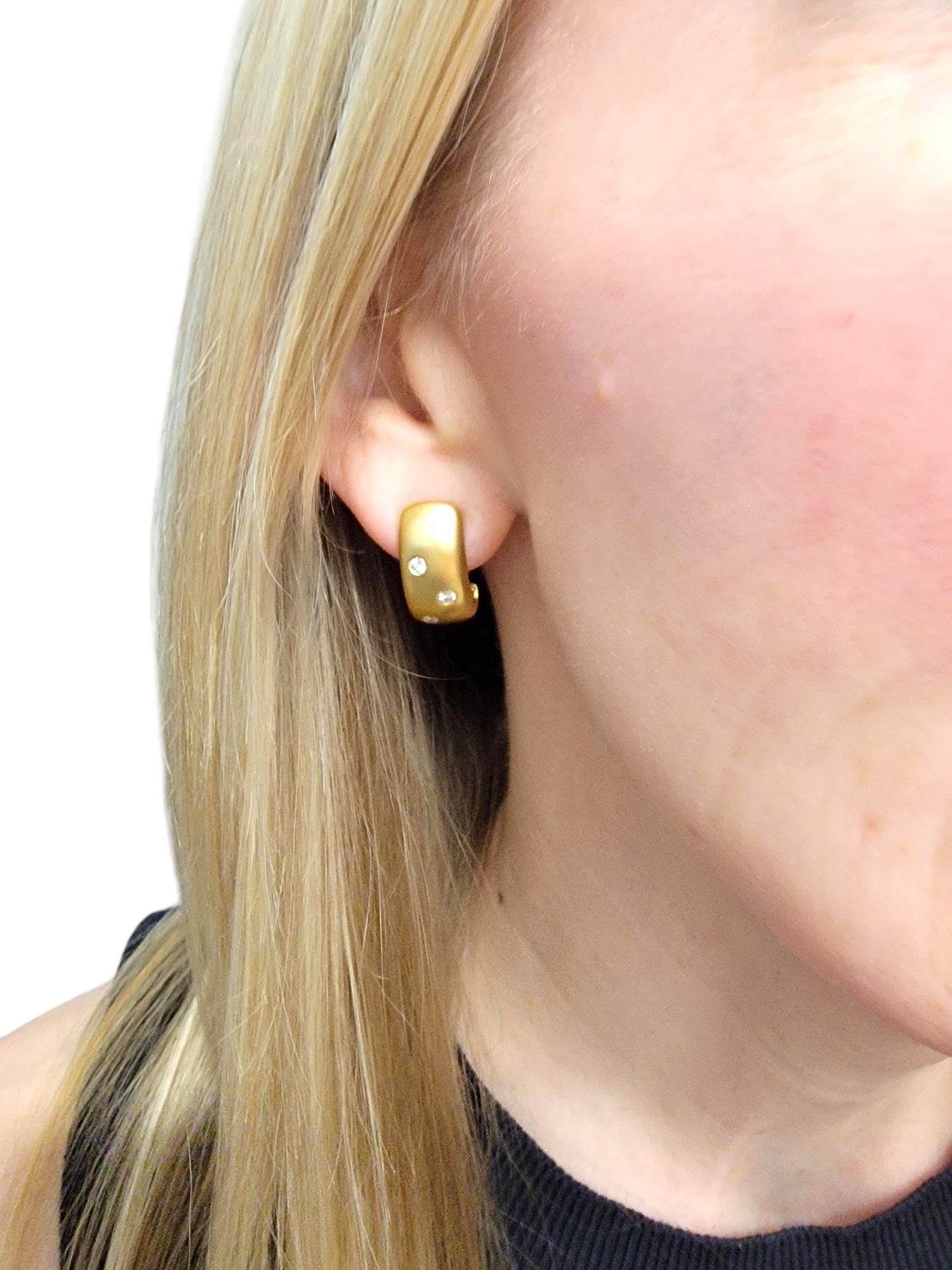 Boucles d'oreilles Omega en or jaune 14 carats brossé et diamants ronds en J en vente 2