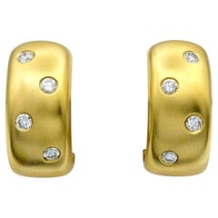 Ohrringe aus gebürstetem 14 Karat Gelbgold und runden Diamanten J Creolen mit Omega-Rücken