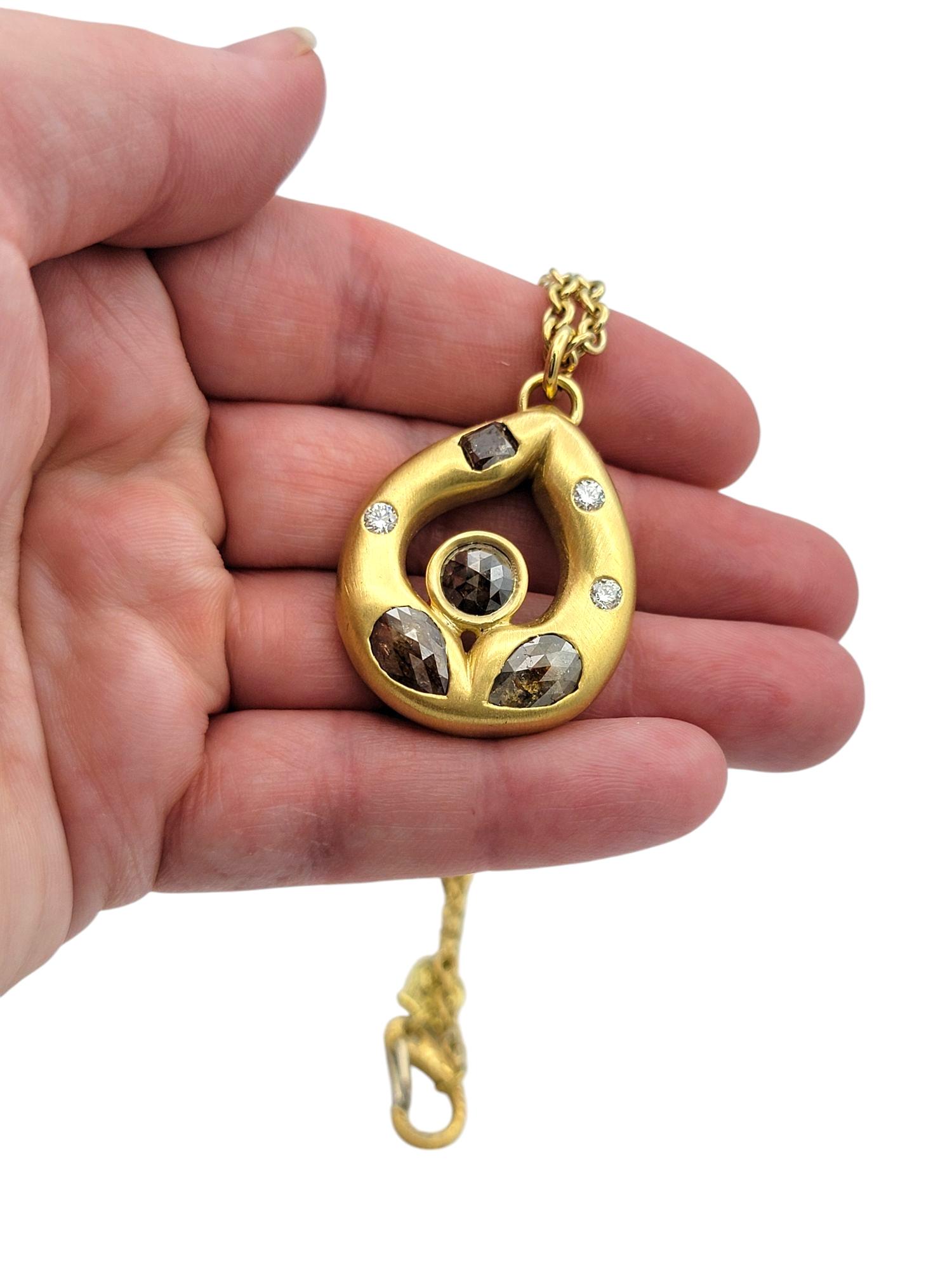 Collana con ciondolo a goccia in oro spazzolato 18 carati con diamanti bianchi e marroni in vendita 4