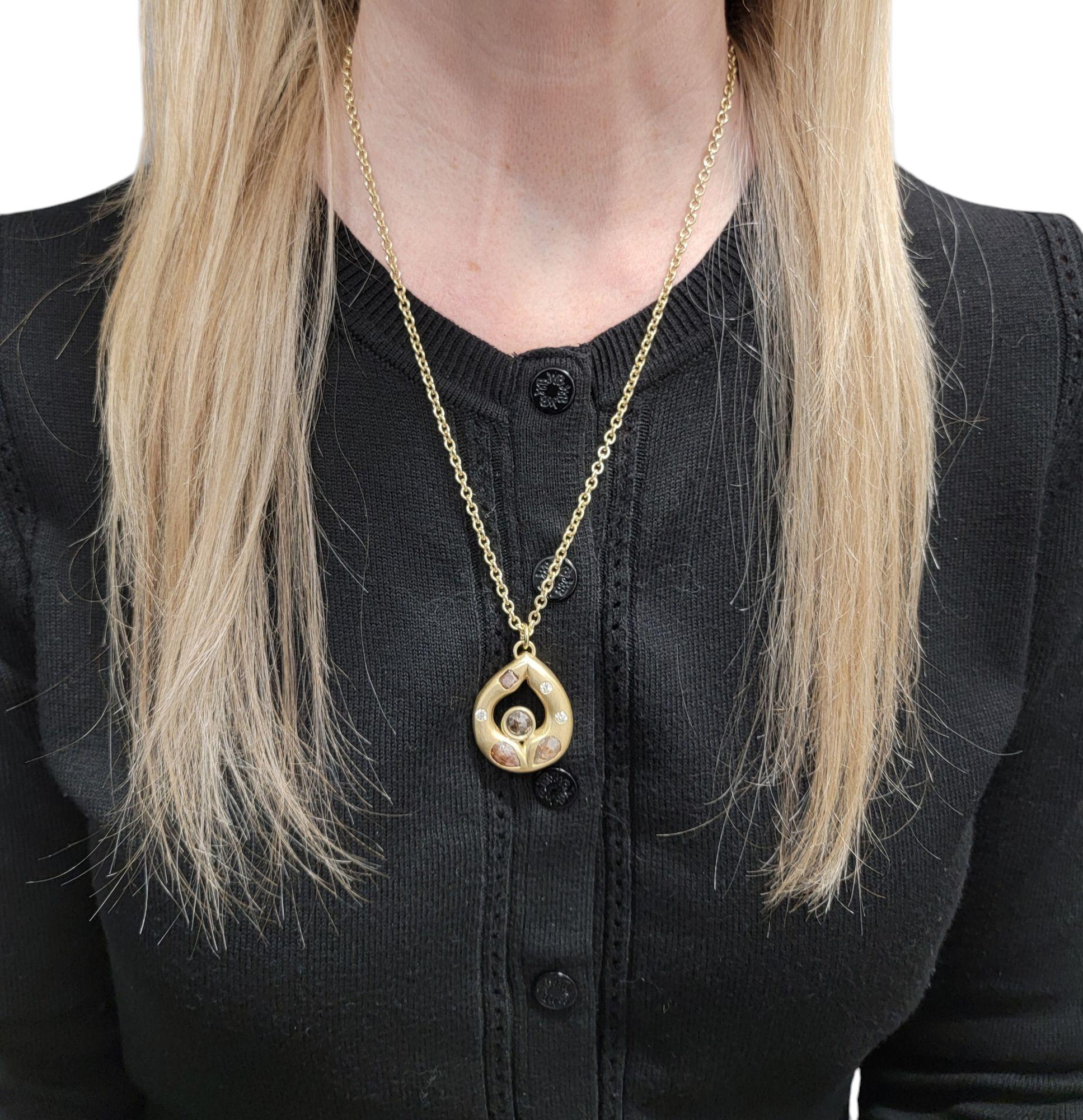 Collana con ciondolo a goccia in oro spazzolato 18 carati con diamanti bianchi e marroni in vendita 6