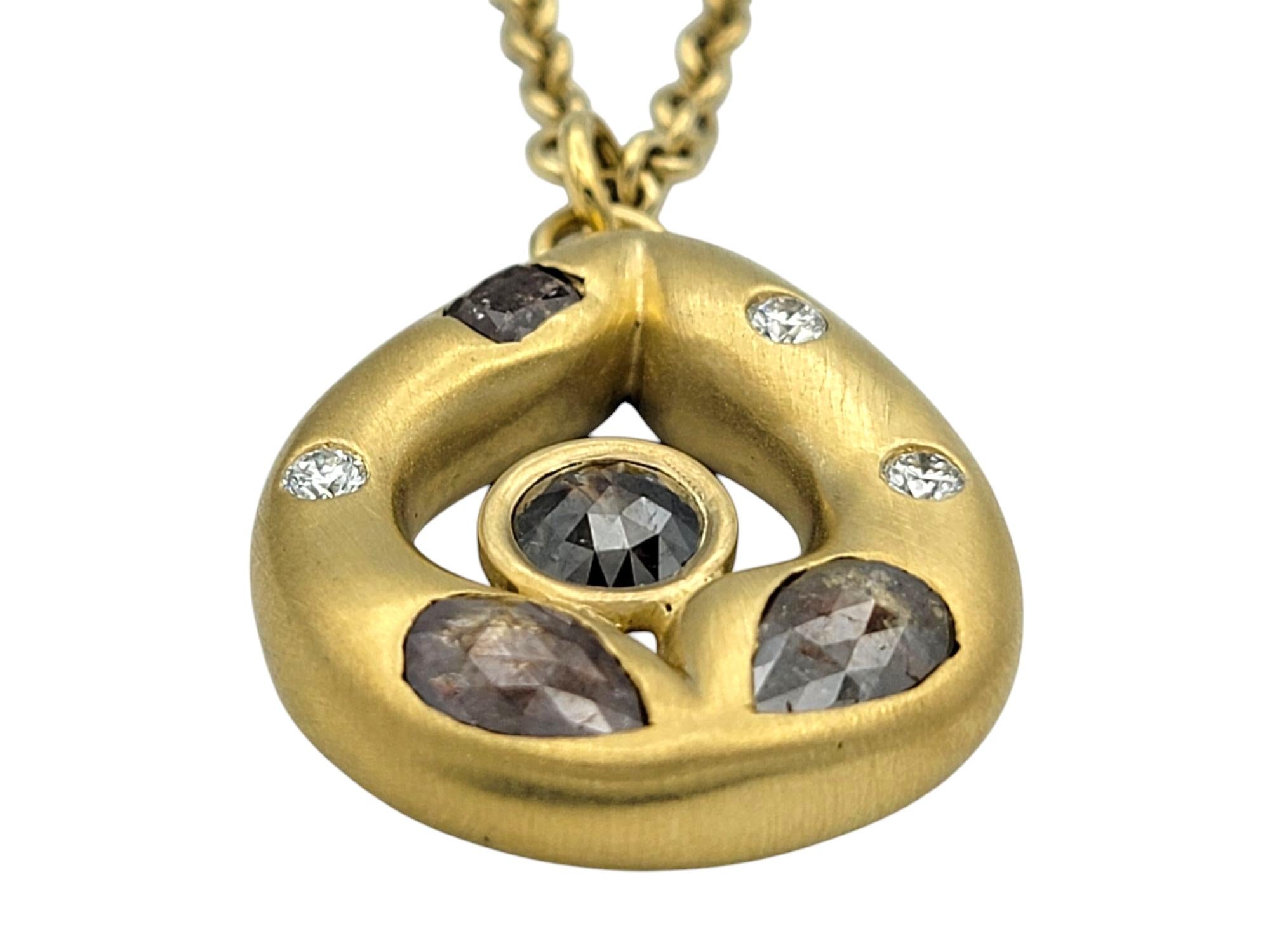 Contemporaneo Collana con ciondolo a goccia in oro spazzolato 18 carati con diamanti bianchi e marroni in vendita