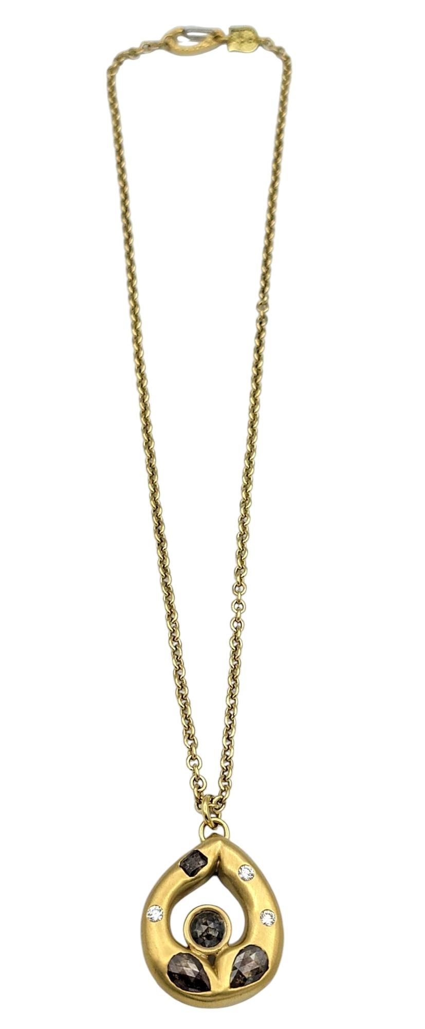 Taglio a goccia Collana con ciondolo a goccia in oro spazzolato 18 carati con diamanti bianchi e marroni in vendita